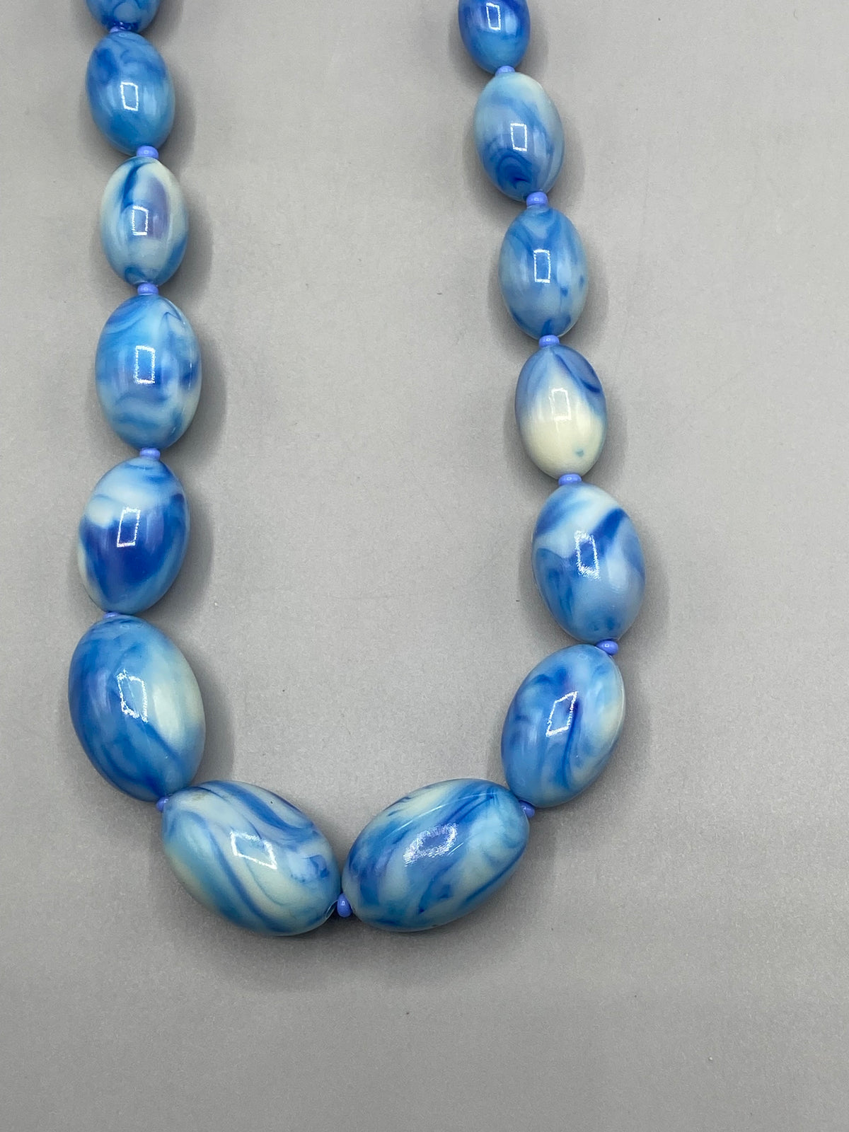 Sautoir vintage perles marbrées bleues – détail des perles et intercalaires