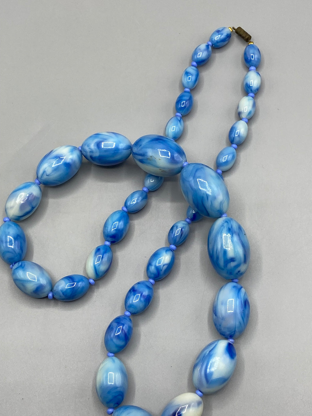 Sautoir vintage perles marbrées bleues – vue drapé
