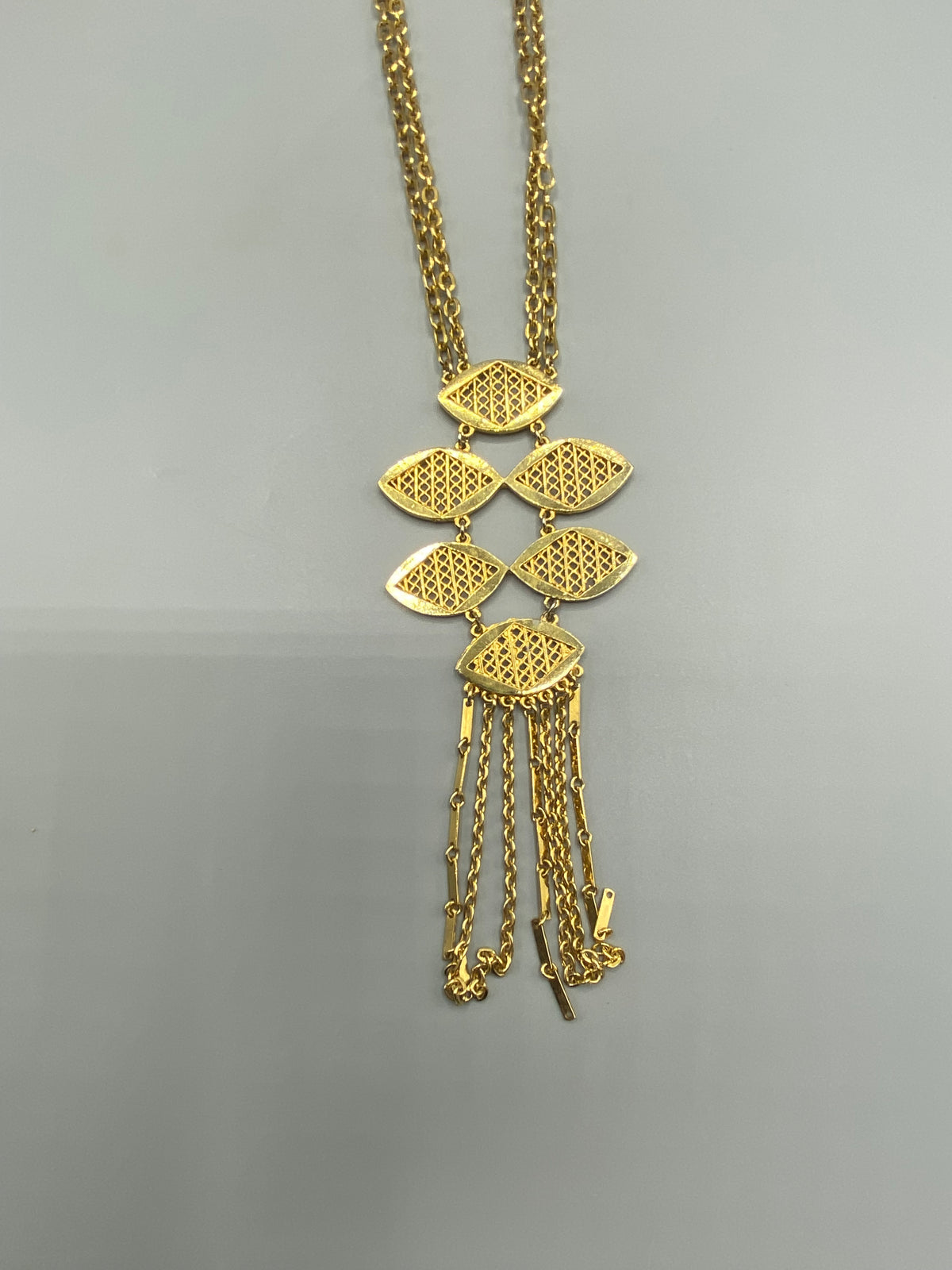 Sautoir vintage doré pendentif articulé ajouré pampilles – vue d'ensemble face
