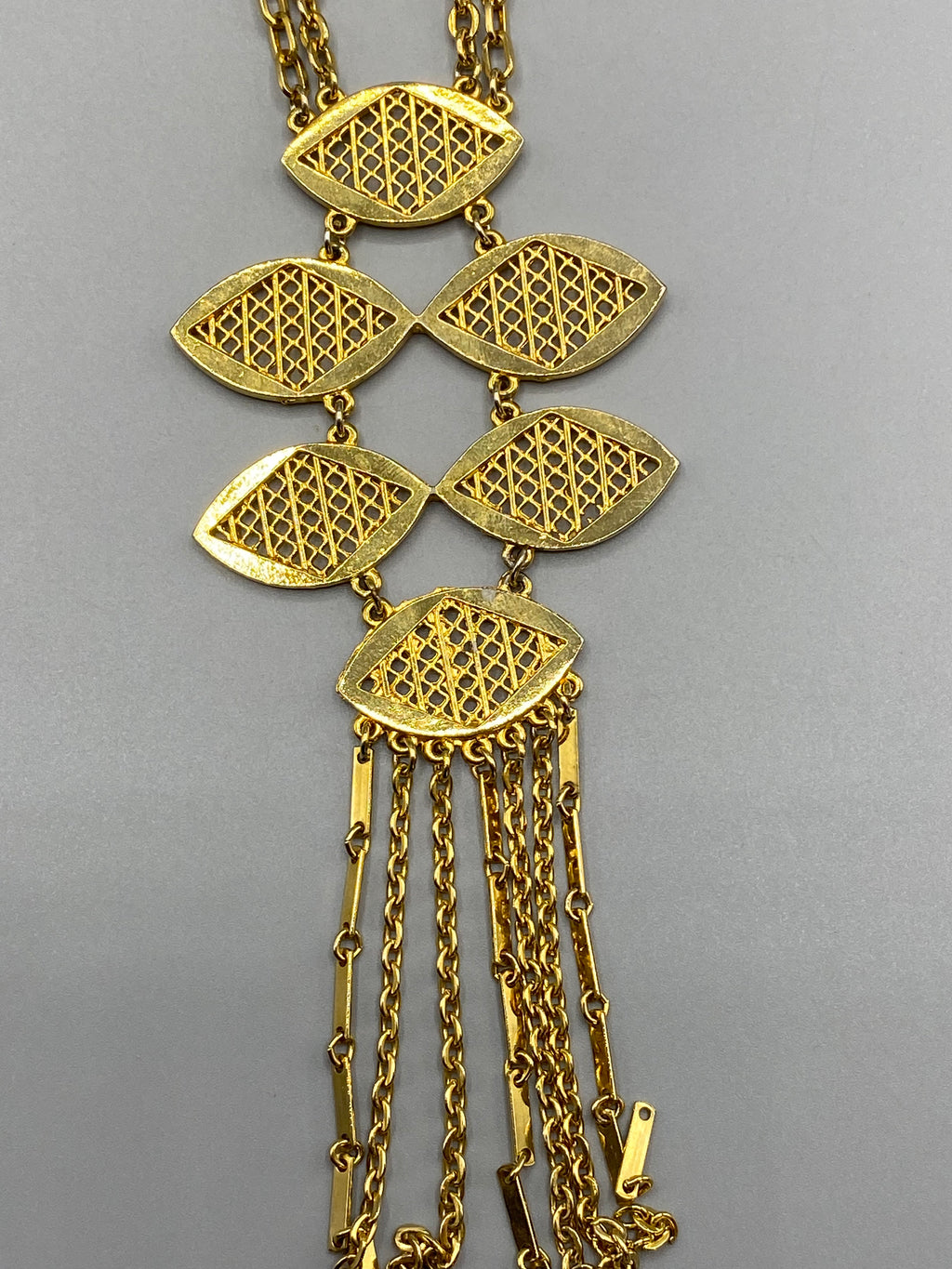 Sautoir vintage doré – détail pendentif médaillons ajourés et pampilles