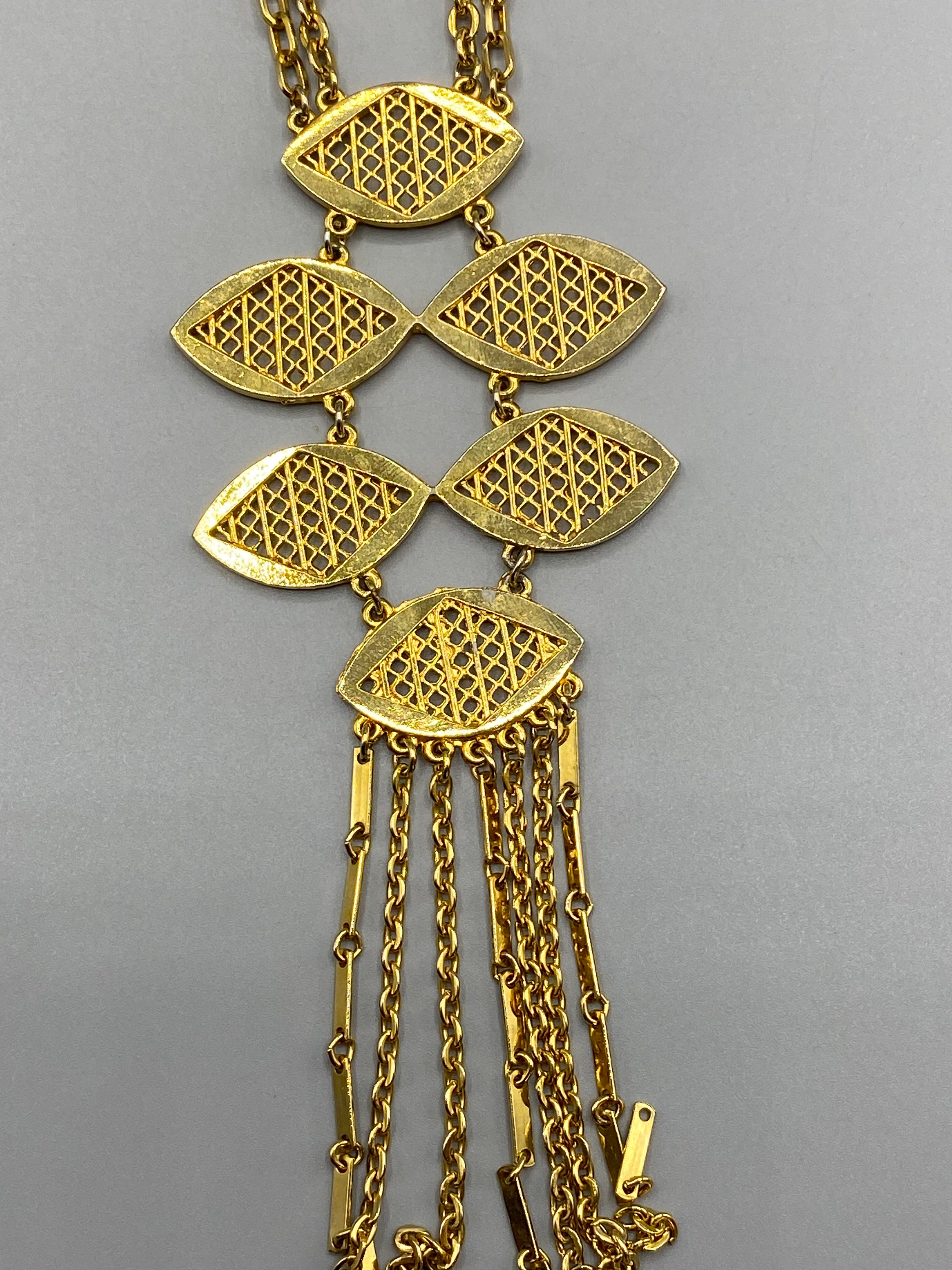 Sautoir vintage doré – détail pendentif médaillons ajourés et pampilles