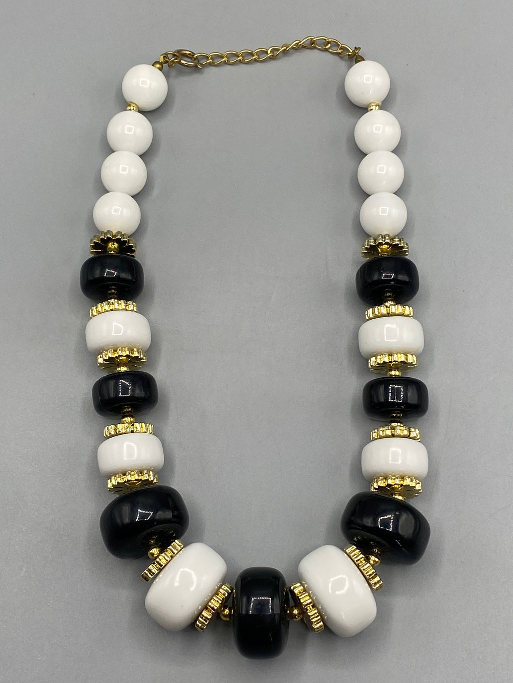 Collier vintage noir blanc doré grandes perles galbées – vue d'ensemble