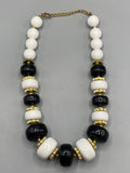 Collier vintage noir blanc doré grandes perles galbées – vue d'ensemble