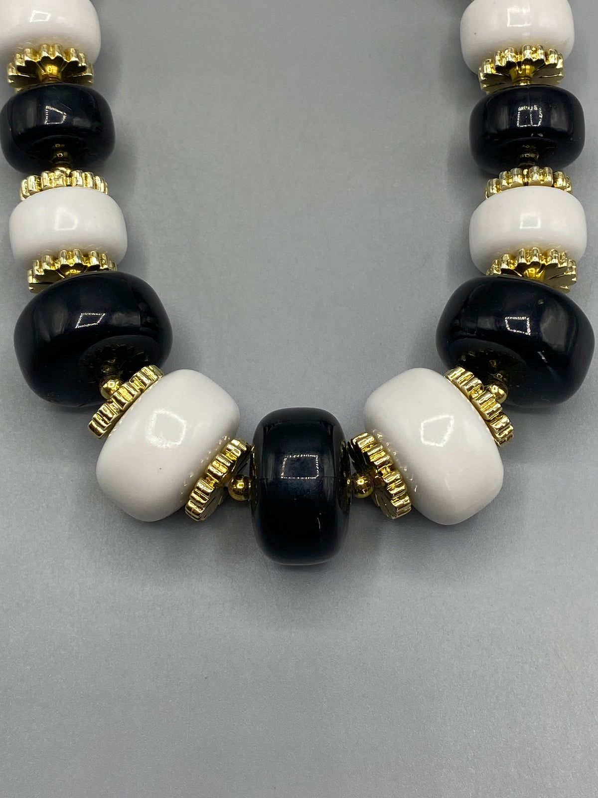 Collier vintage noir blanc doré – détail perles et intercalaires dorés