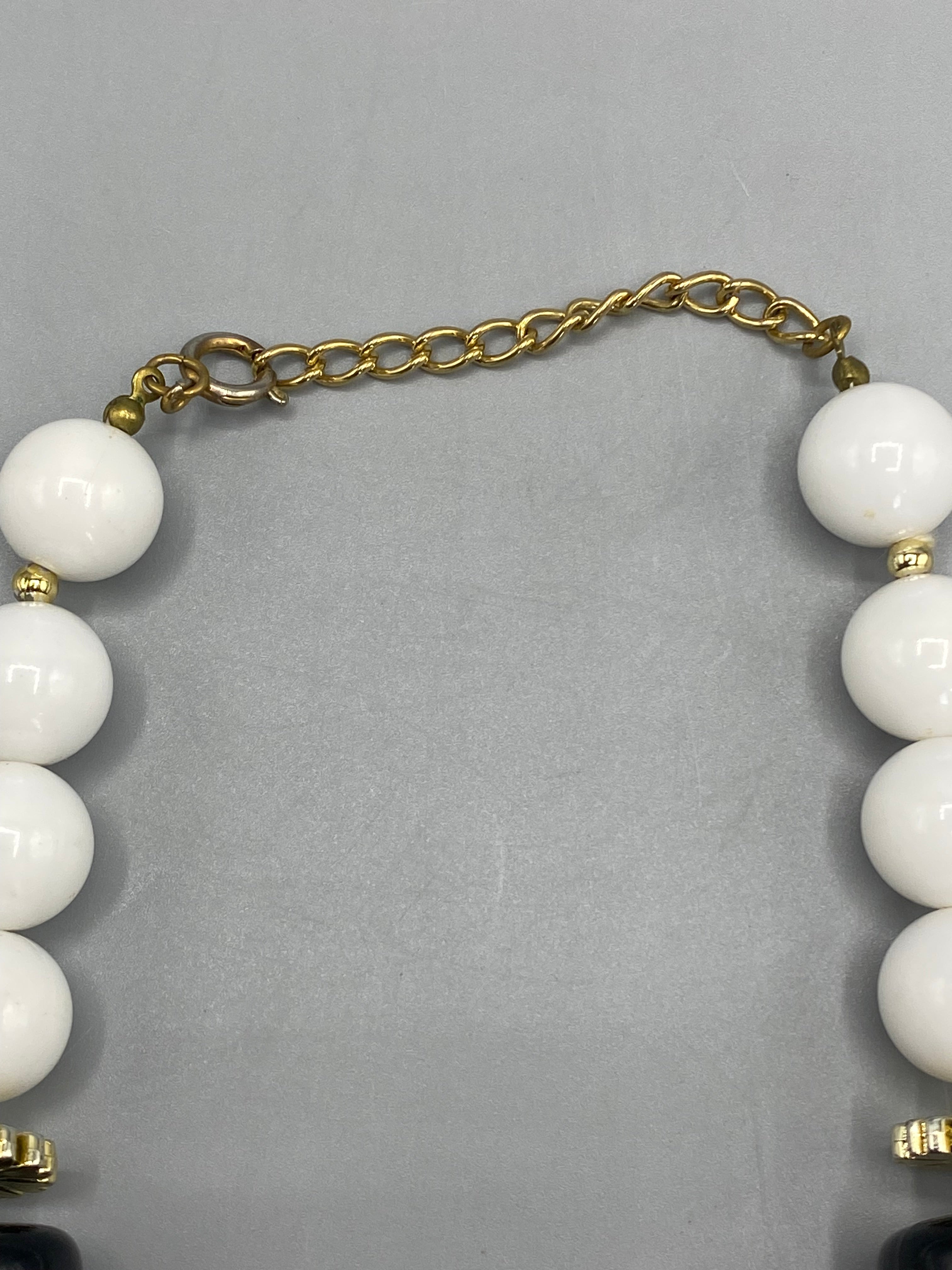 Collier vintage noir blanc doré – détail fermoir chaîne d'extension
