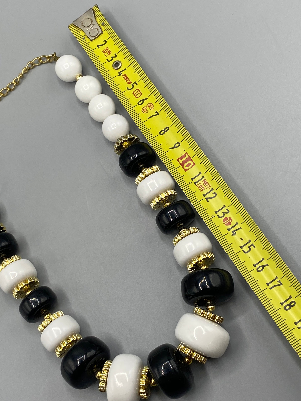 Collier vintage noir blanc doré – mesure longueur