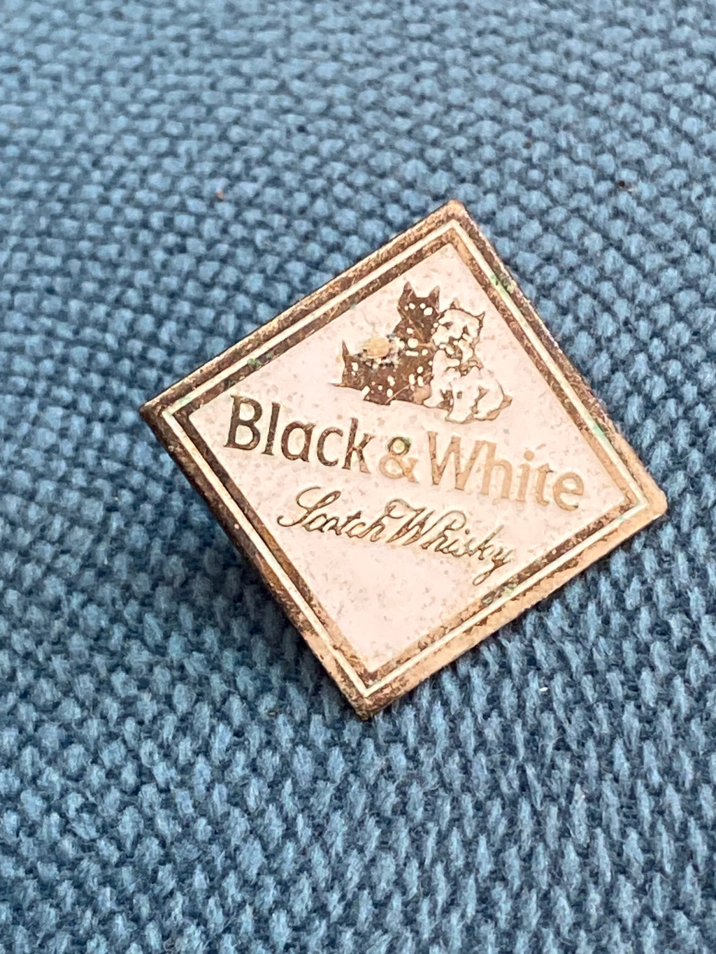 Pin's vintage Black & White Scotch Whisky – face émaillée avec terriers