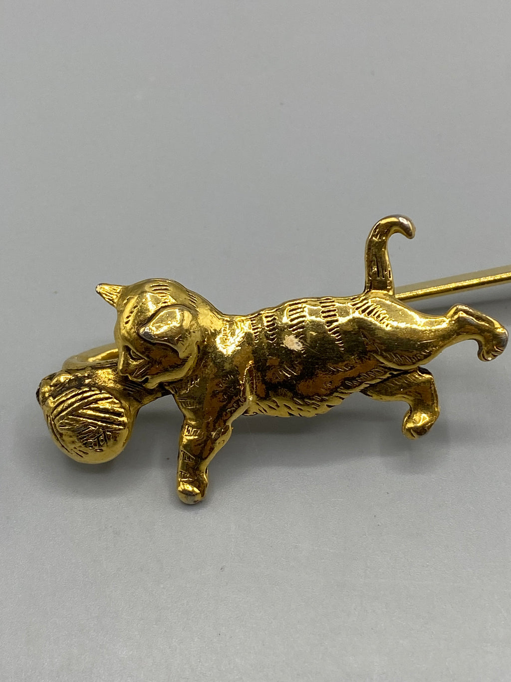 Épingle vintage J.J. Jonette – détail chat doré en ronde-bosse