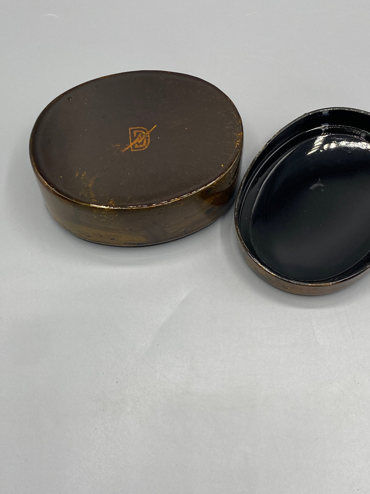 Boîte laquée Damart – revers avec monogramme D doré