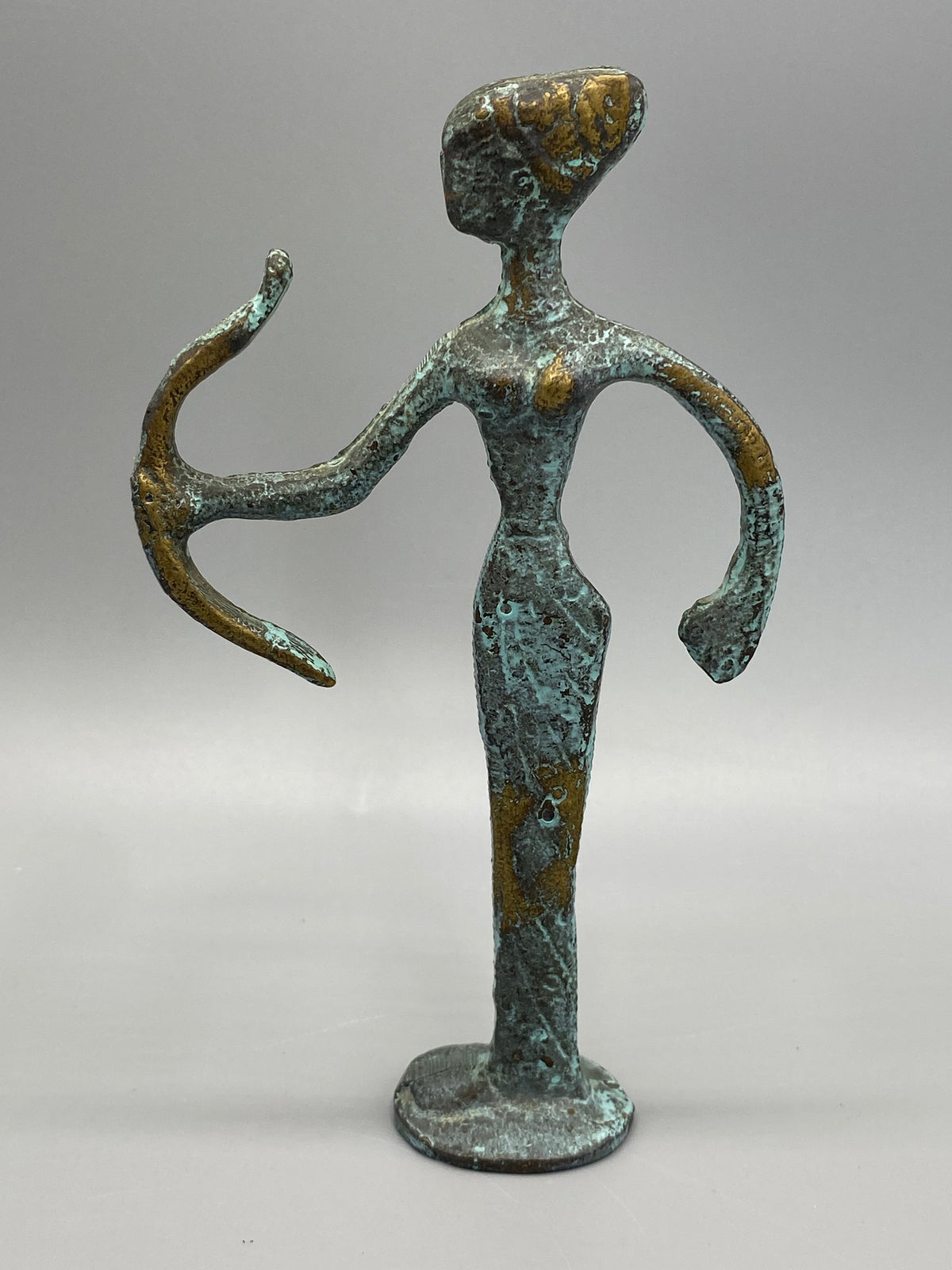 Statuette Artémis archère bronze patiné vert-de-gris – vue de face