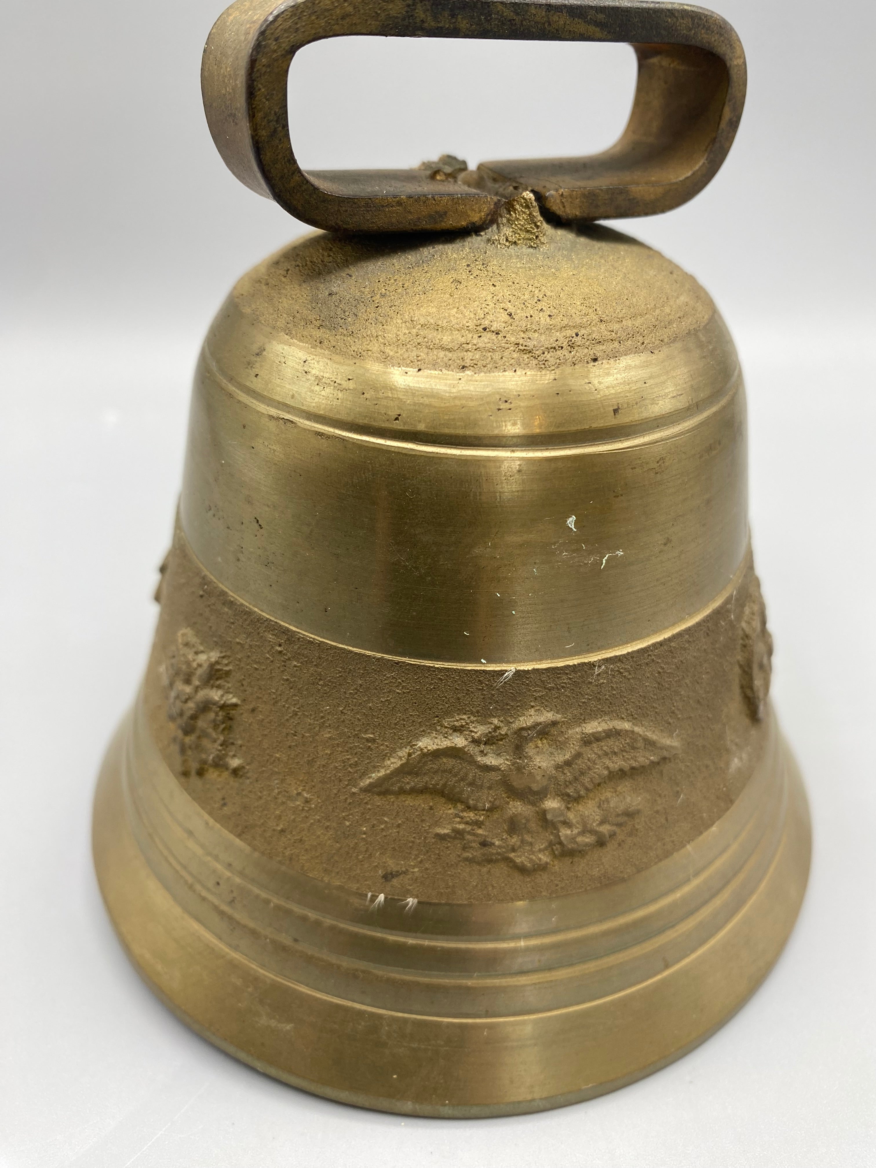 Cloche laiton Munster – vue de profil aigle aux ailes déployées en relief