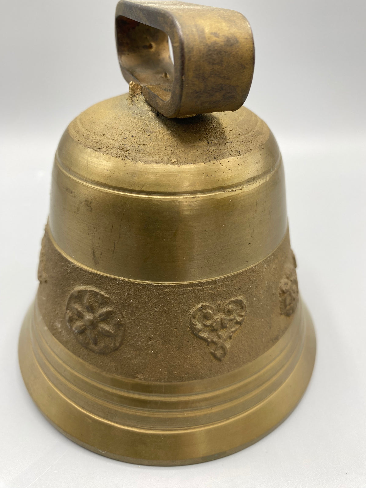 Cloche laiton Munster – vue de dos motifs floraux et cœurs en relief