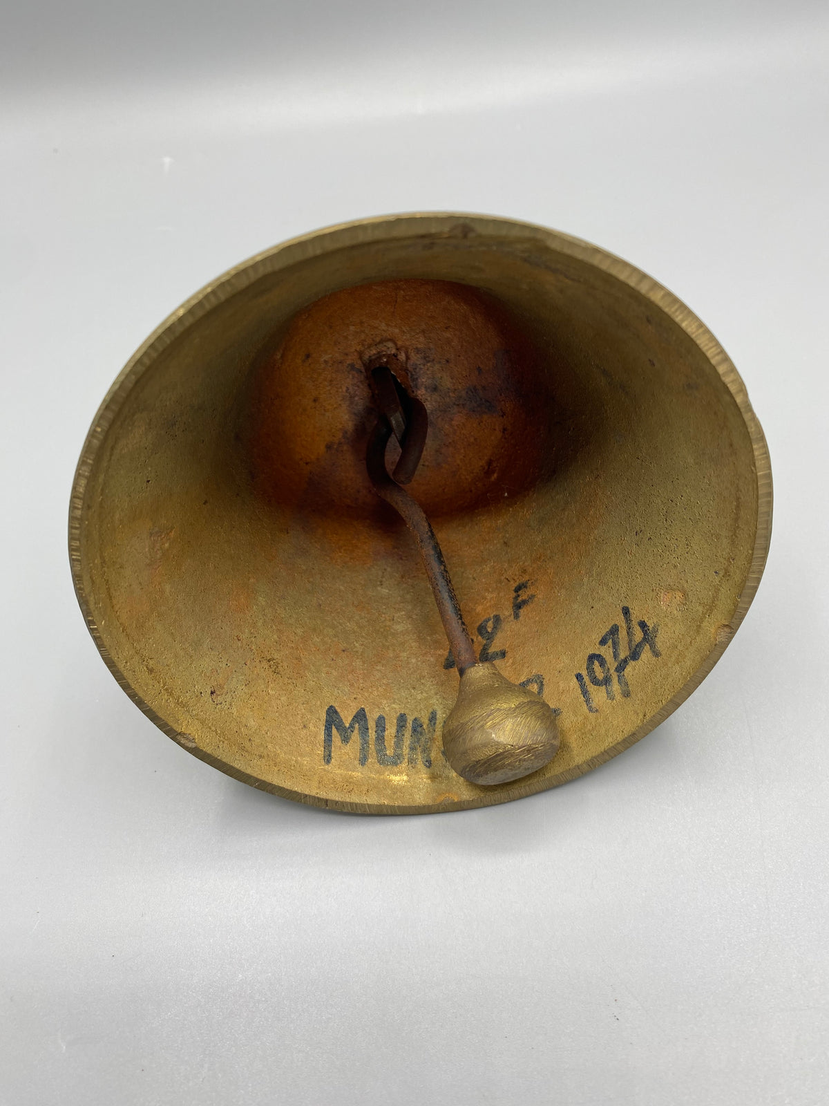 Cloche laiton Munster – intérieur battant et inscription manuscrite 1974