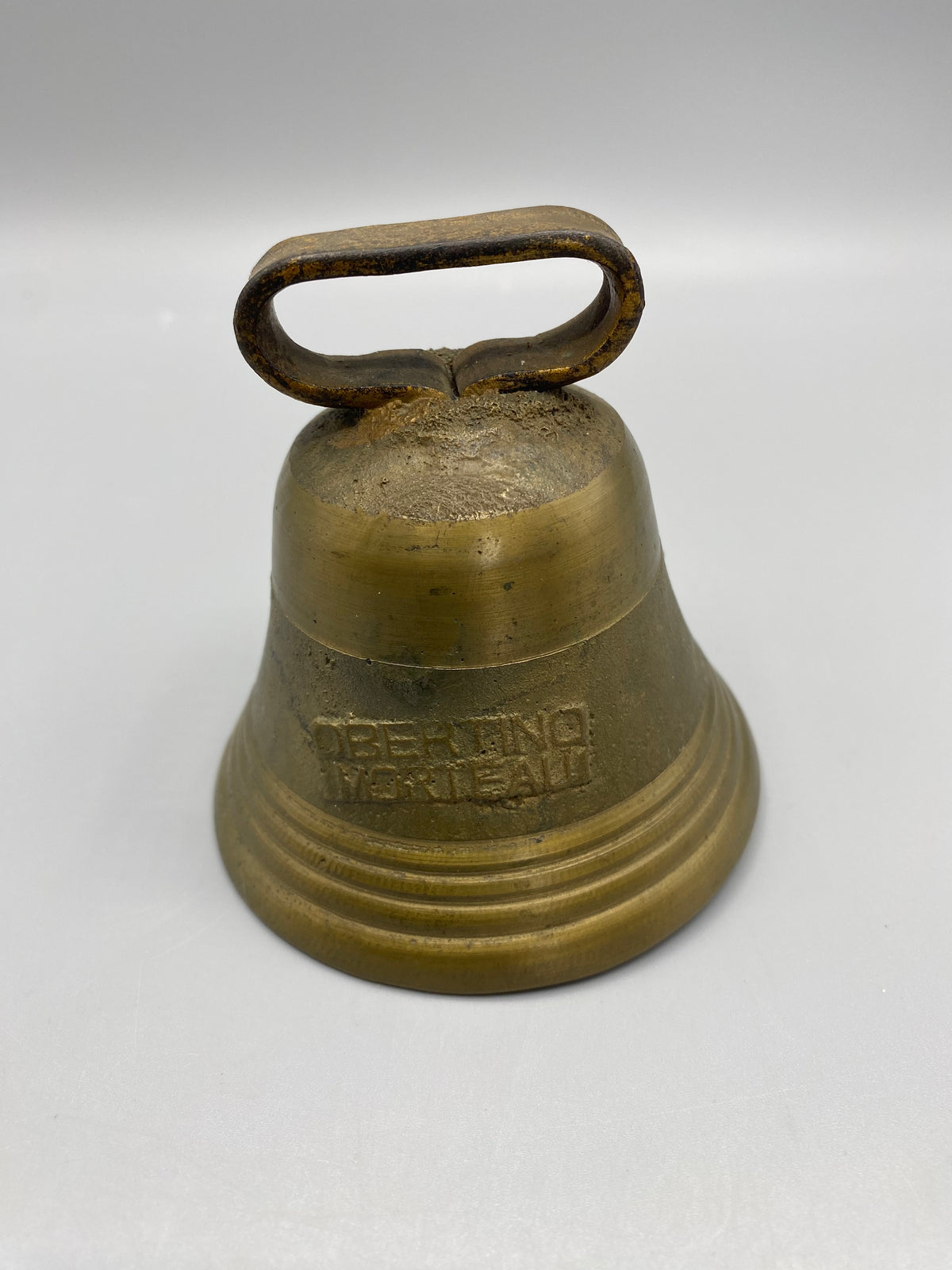 Cloche bronze Obertino Morteau – vue de face inscription en relief