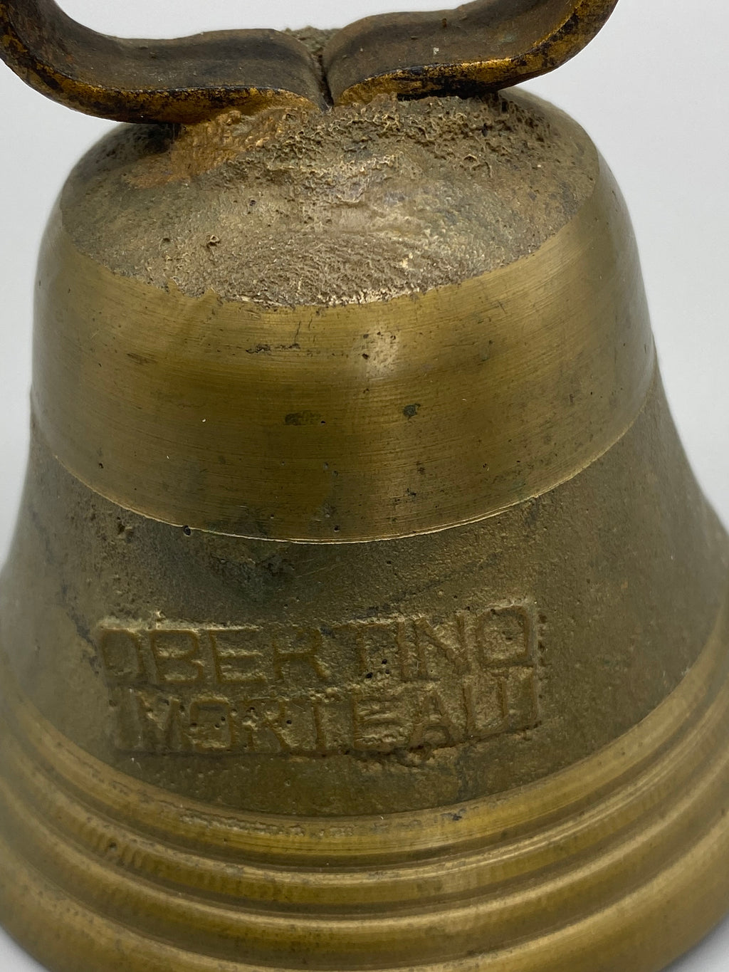 Cloche bronze Obertino Morteau – détail inscription OBERTINO MORTEAU en relief