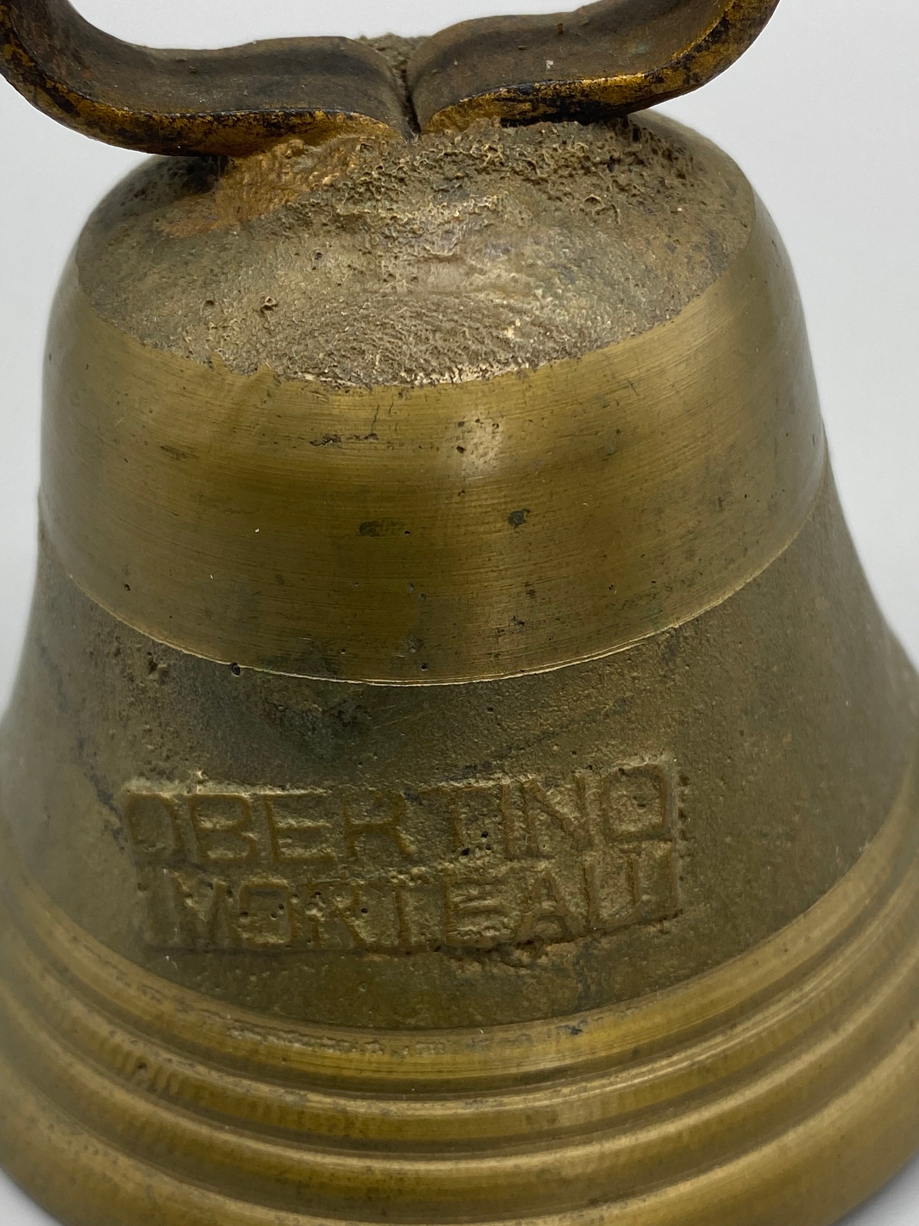 Cloche bronze Obertino Morteau – détail inscription OBERTINO MORTEAU en relief
