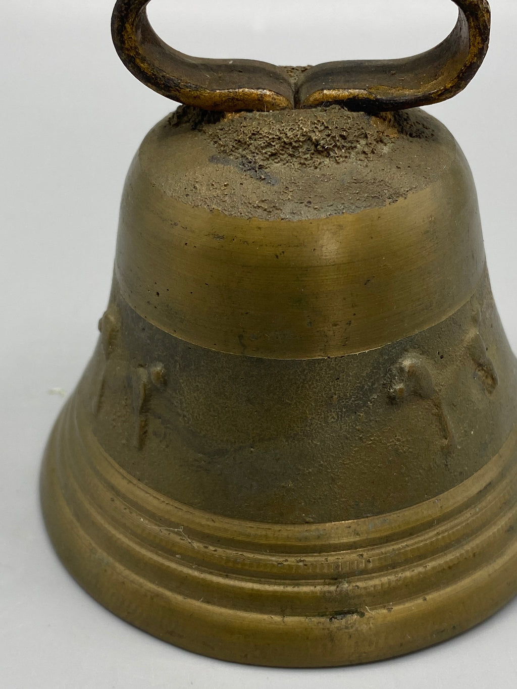 Cloche bronze Obertino Morteau – vue de dos motifs vaches en relief