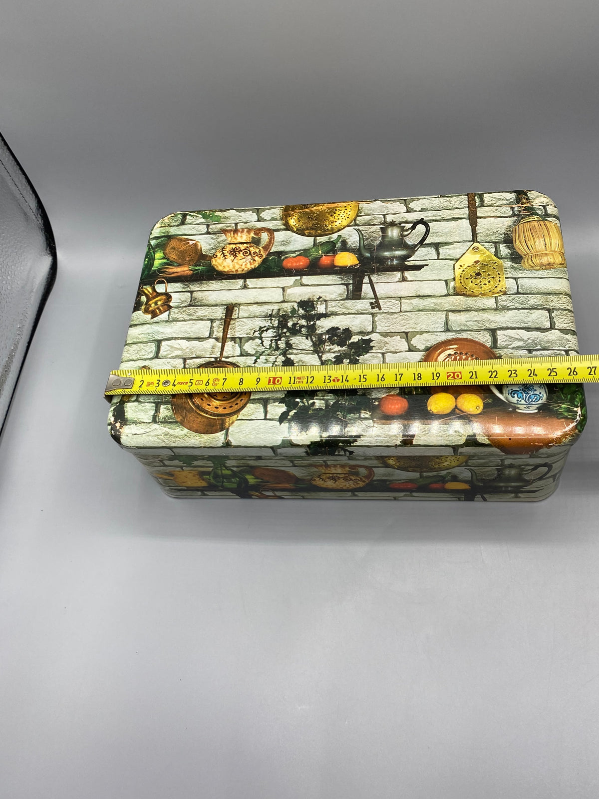 Boîte Massilly – détail décor lithographié casseroles et passoires en cuivre