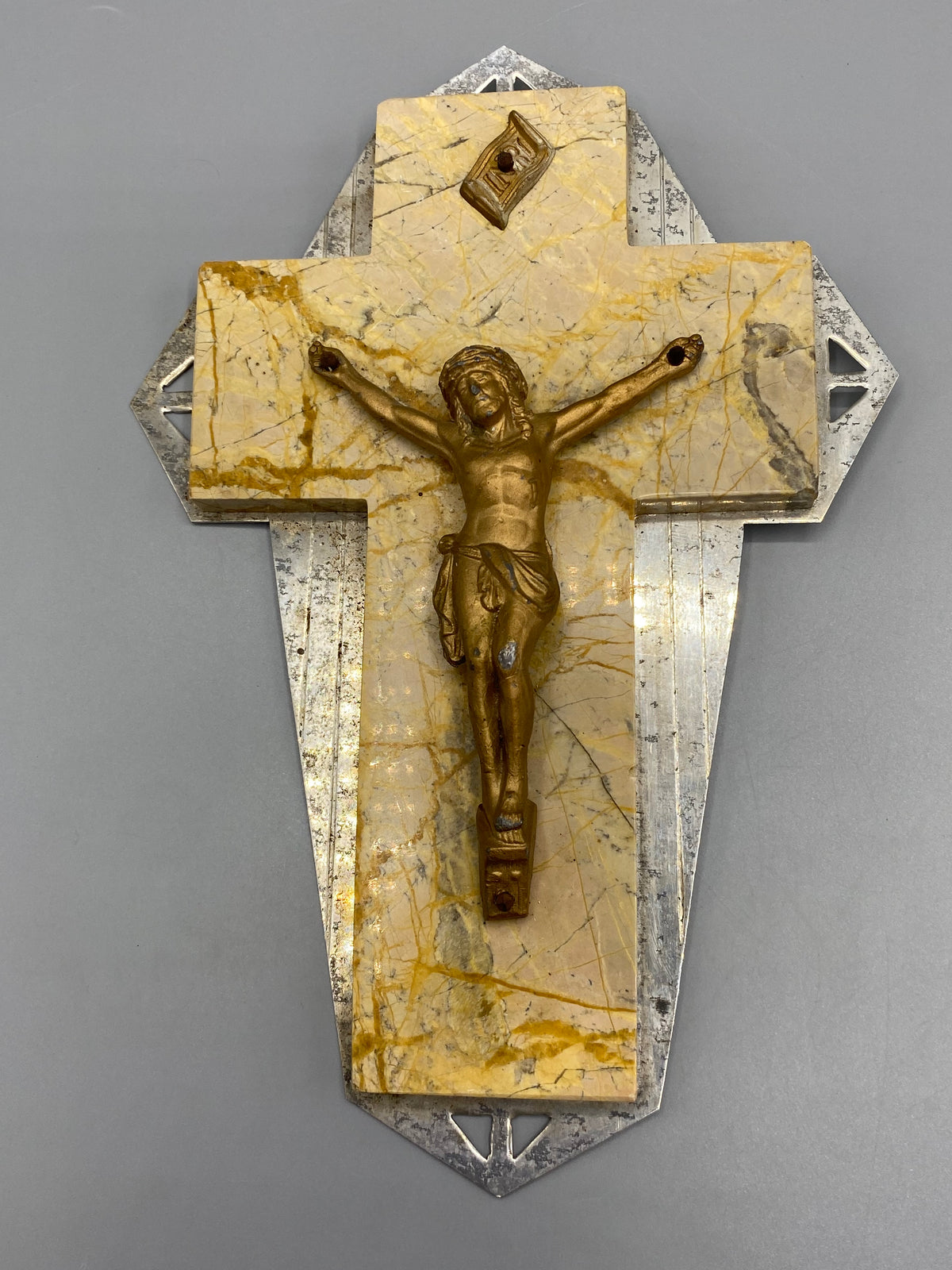 Crucifix mural Art déco – vue d'ensemble, pierre veinée et plaque métal argenté géométrique