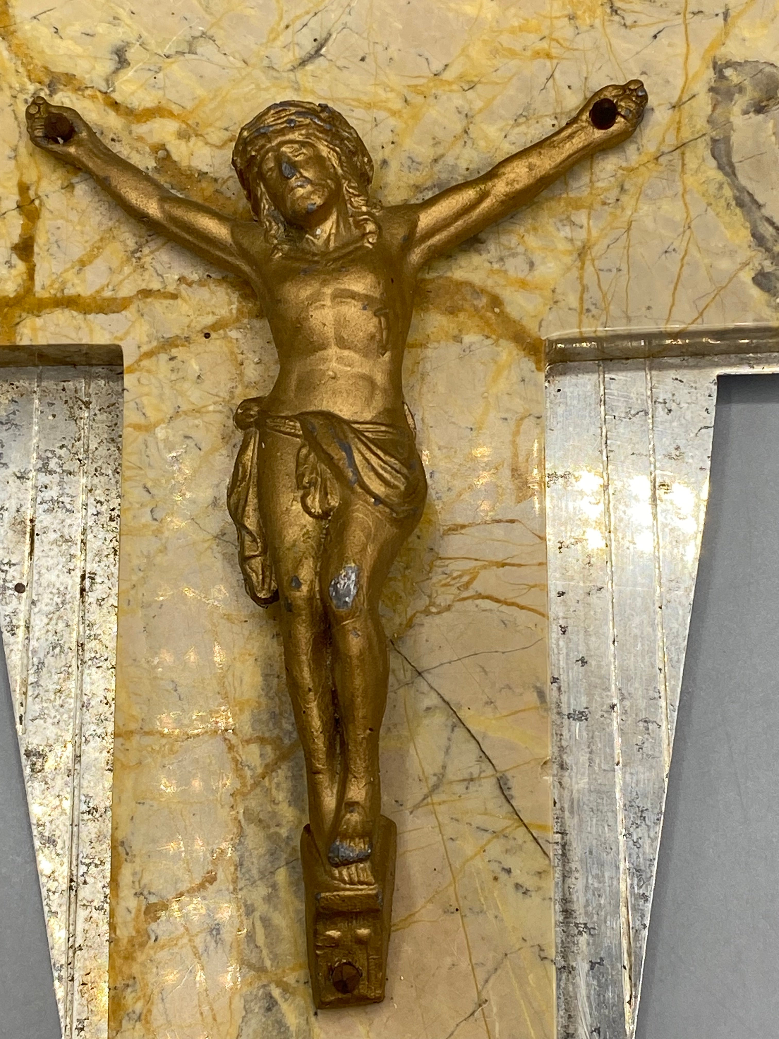 Crucifix Art déco – détail Christ en métal doré sur pierre veinée