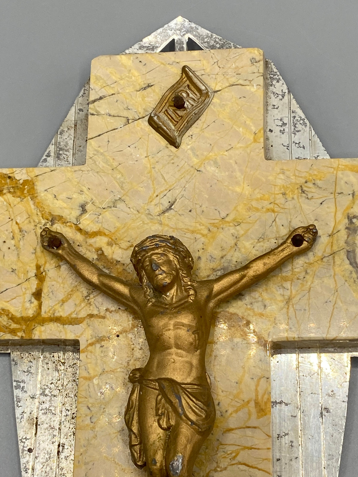 Crucifix Art déco – détail cartouche INRI en métal doré et tête du Christ