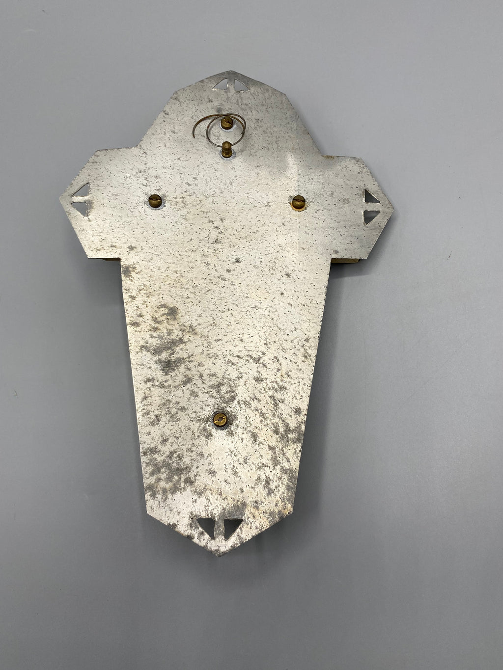 Crucifix Art déco – revers plaque métallique argentée avec anneau de suspension