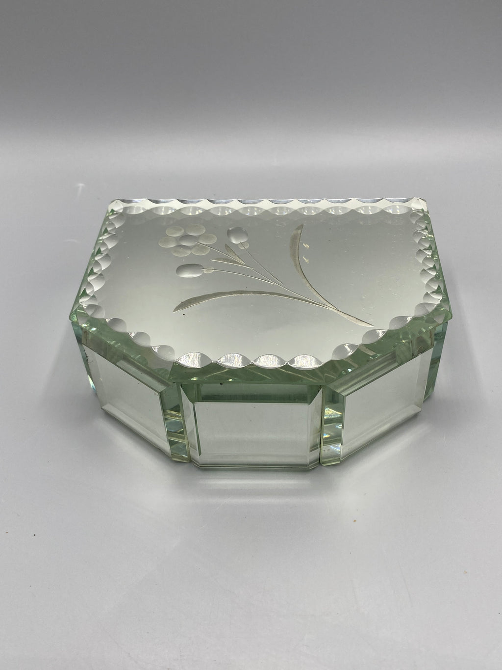 Boîte à bijoux vintage miroir biseauté – Vue de dessus, couvercle fermé, motif floral gravé