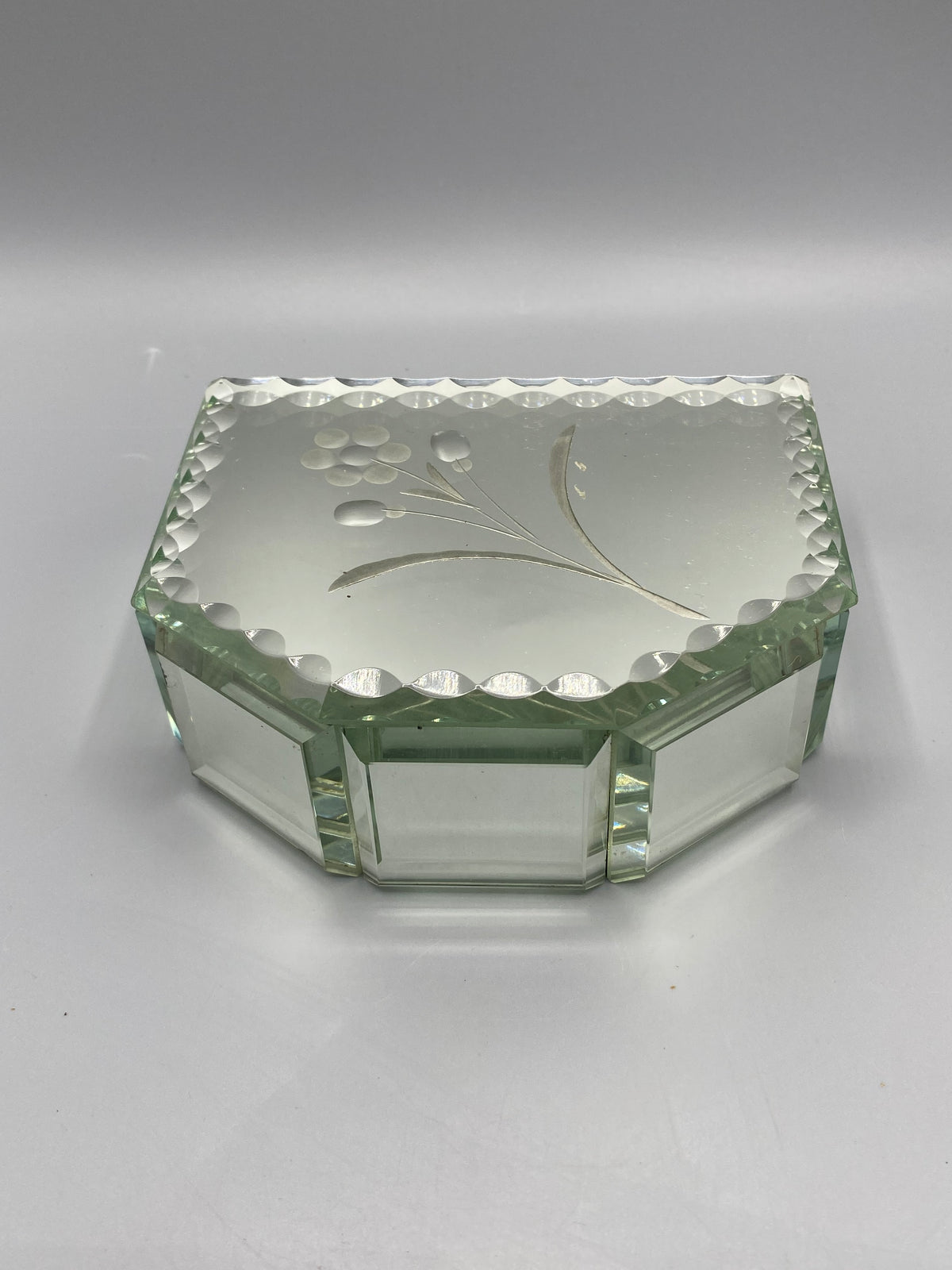 Boîte à bijoux vintage miroir biseauté – Vue de dessus, couvercle fermé, motif floral gravé