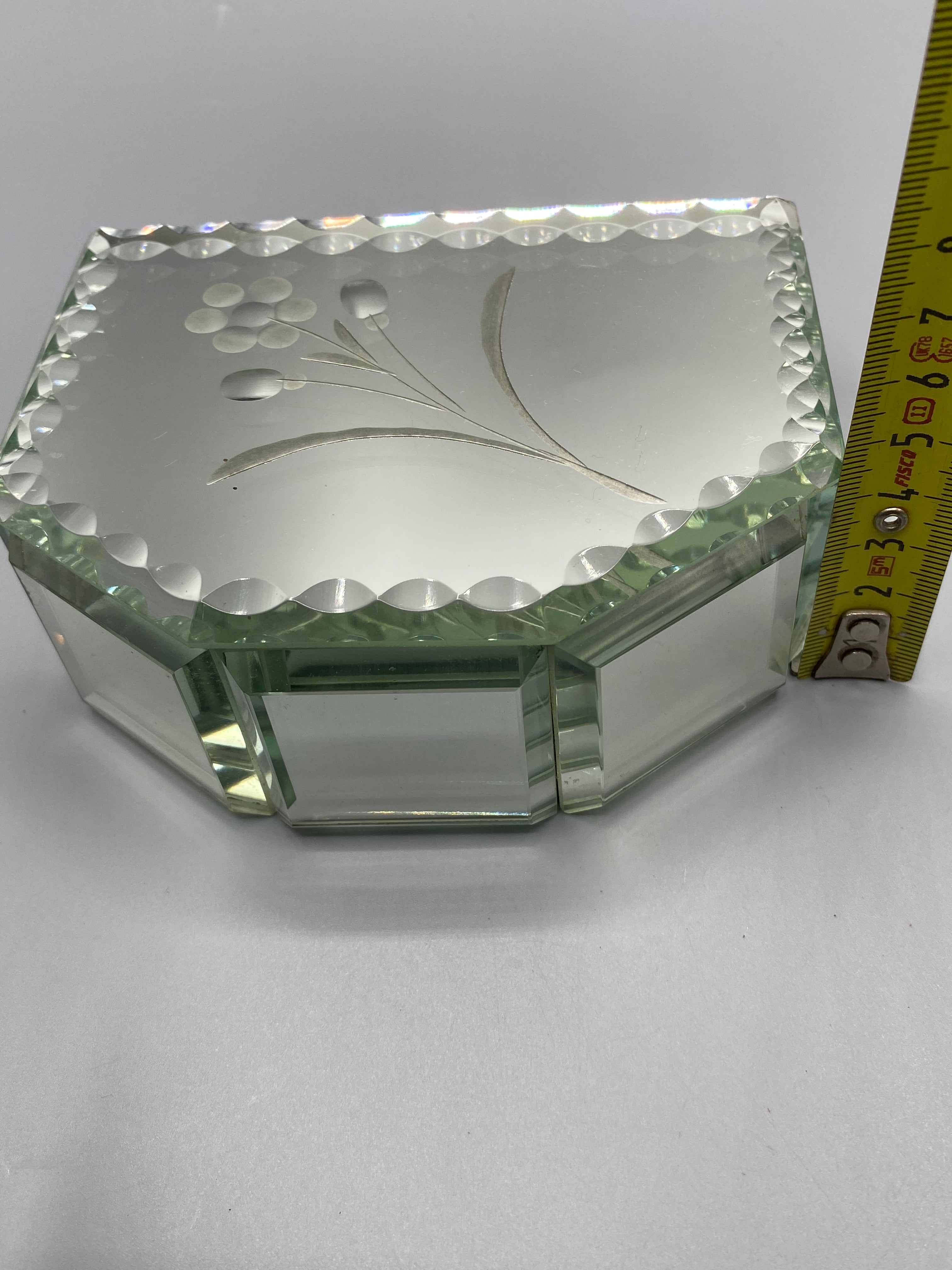 Boîte à bijoux vintage miroir biseauté – Vue trois quarts, tranche verte caractéristique