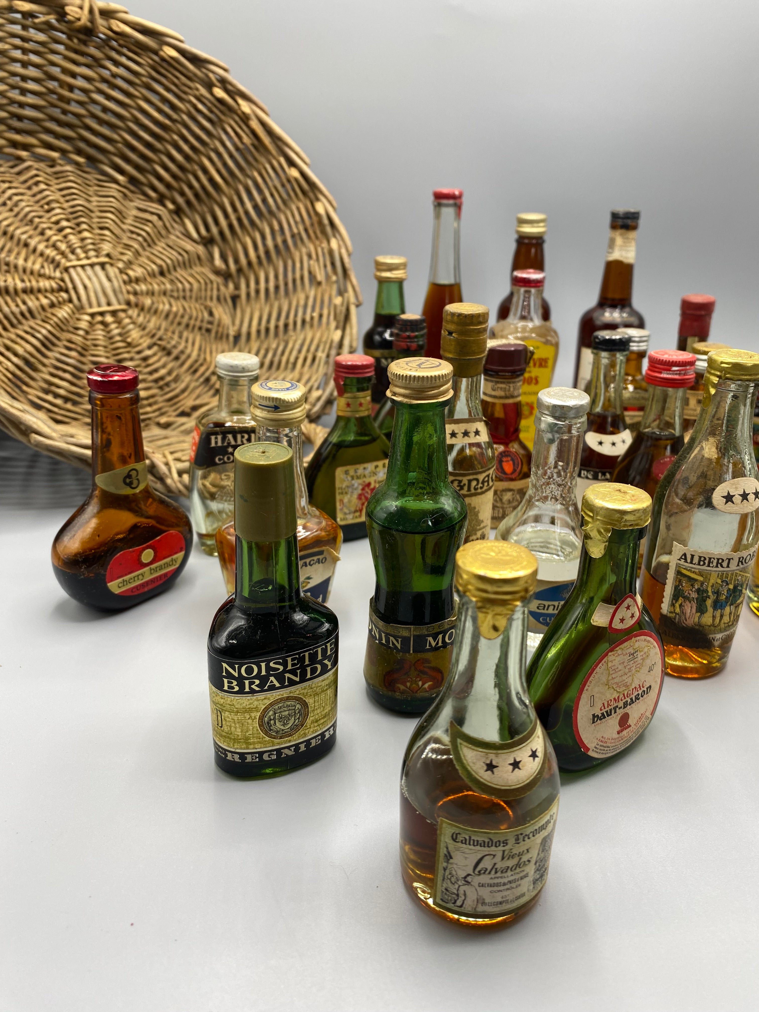 32 mignonnettes anciennes de spiritueux – Deuxième vue étalée, Malliac Grand Armagnac et Cognac Napoléon VSOP