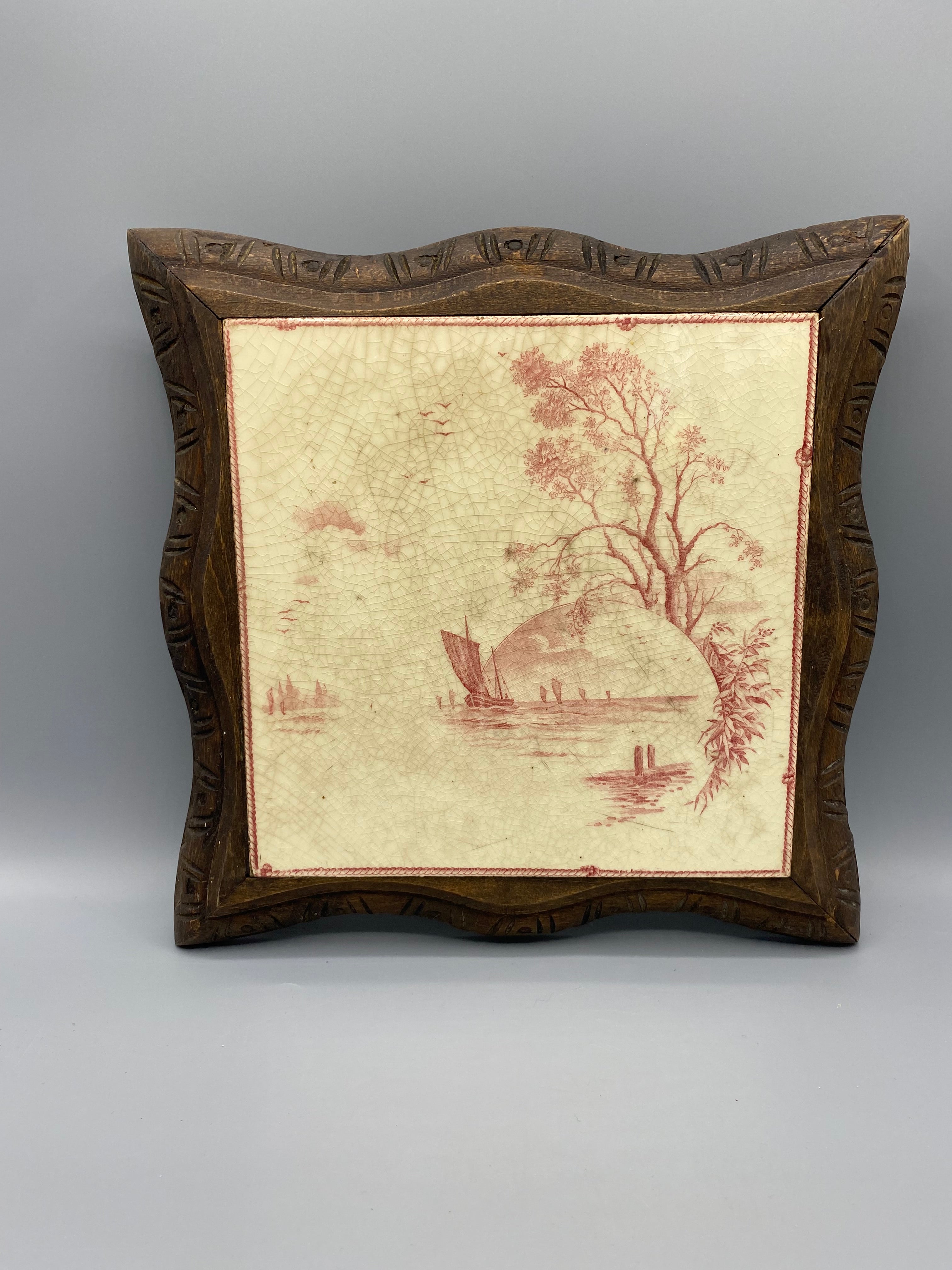 Dessous-de-plat vintage faïence bois sculpté – Vue de face, décor paysage lacustre en camaïeu rose
