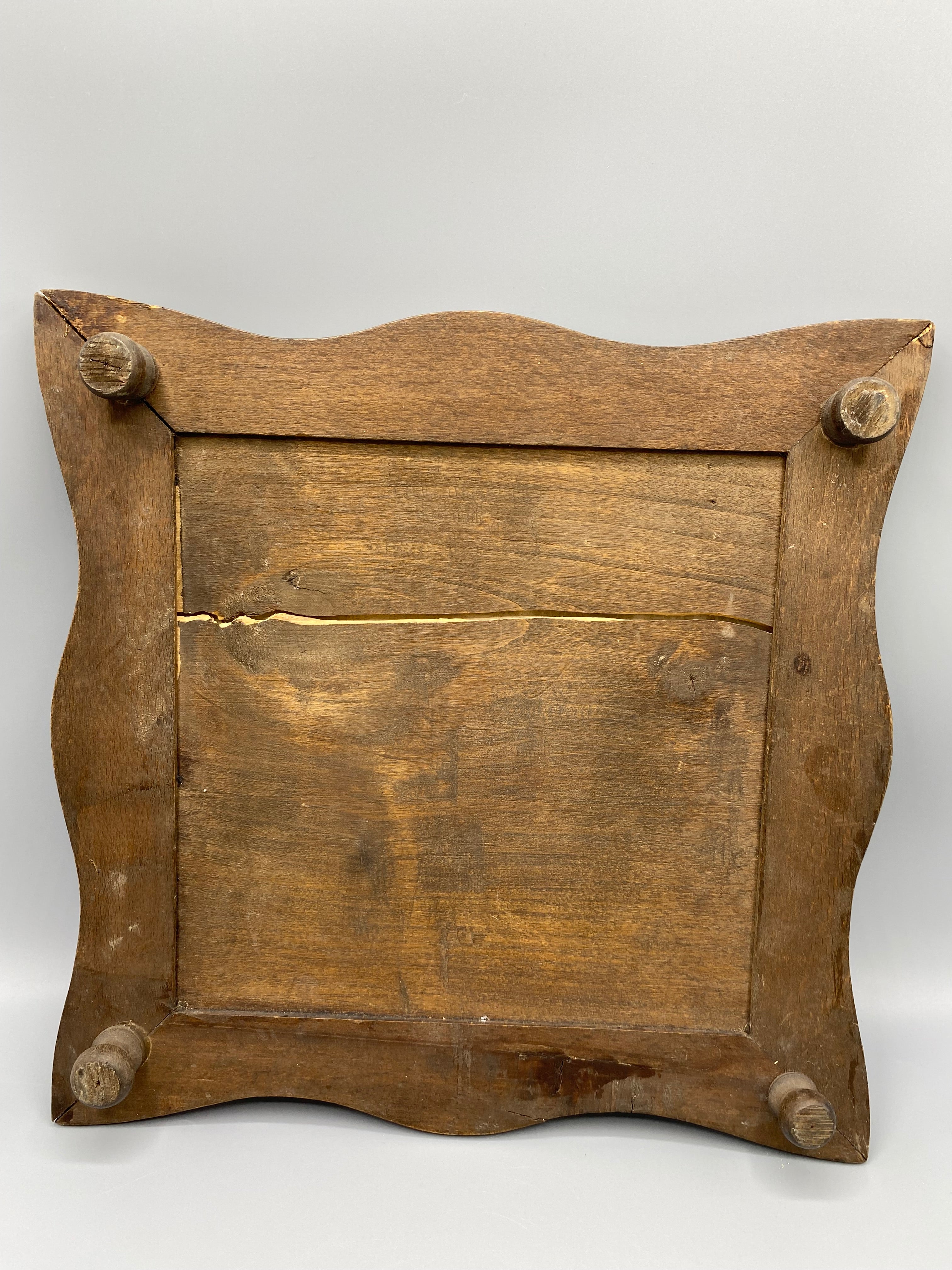 Dessous-de-plat vintage faïence bois sculpté – Vue du revers, 4 pieds en bois tourné et fente ancienne