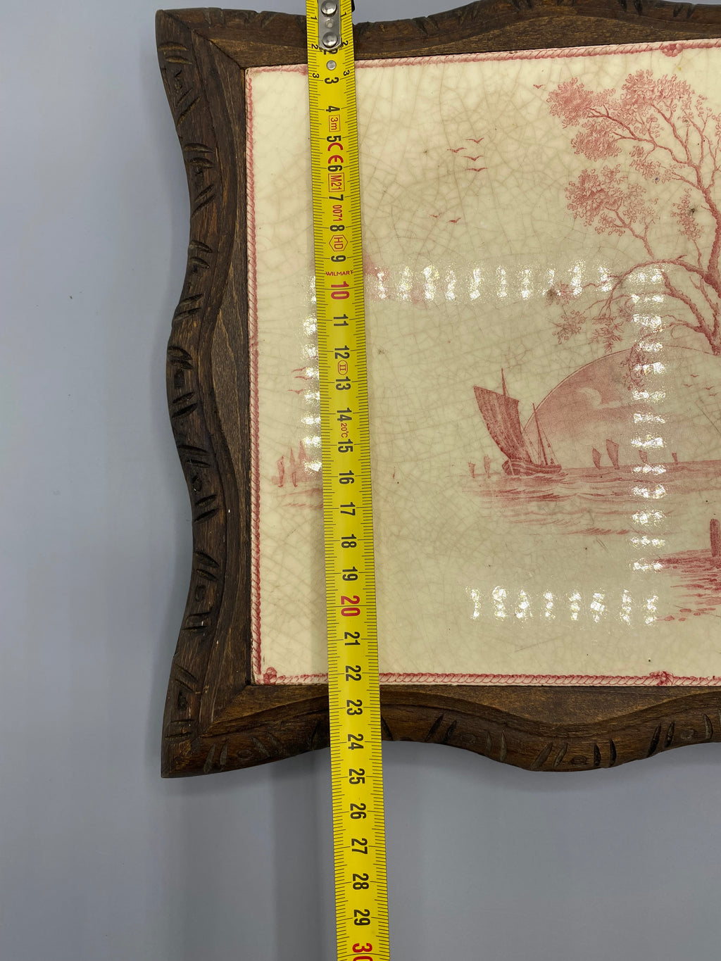 Dessous-de-plat vintage faïence bois sculpté – Vue avec mètre, environ 27 cm de côté