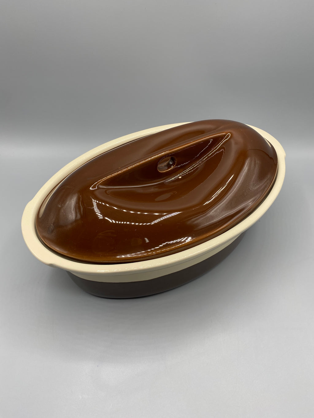 Terrine ovale Émile Henry – Détail intérieur crème, marquage en relief visible au fond