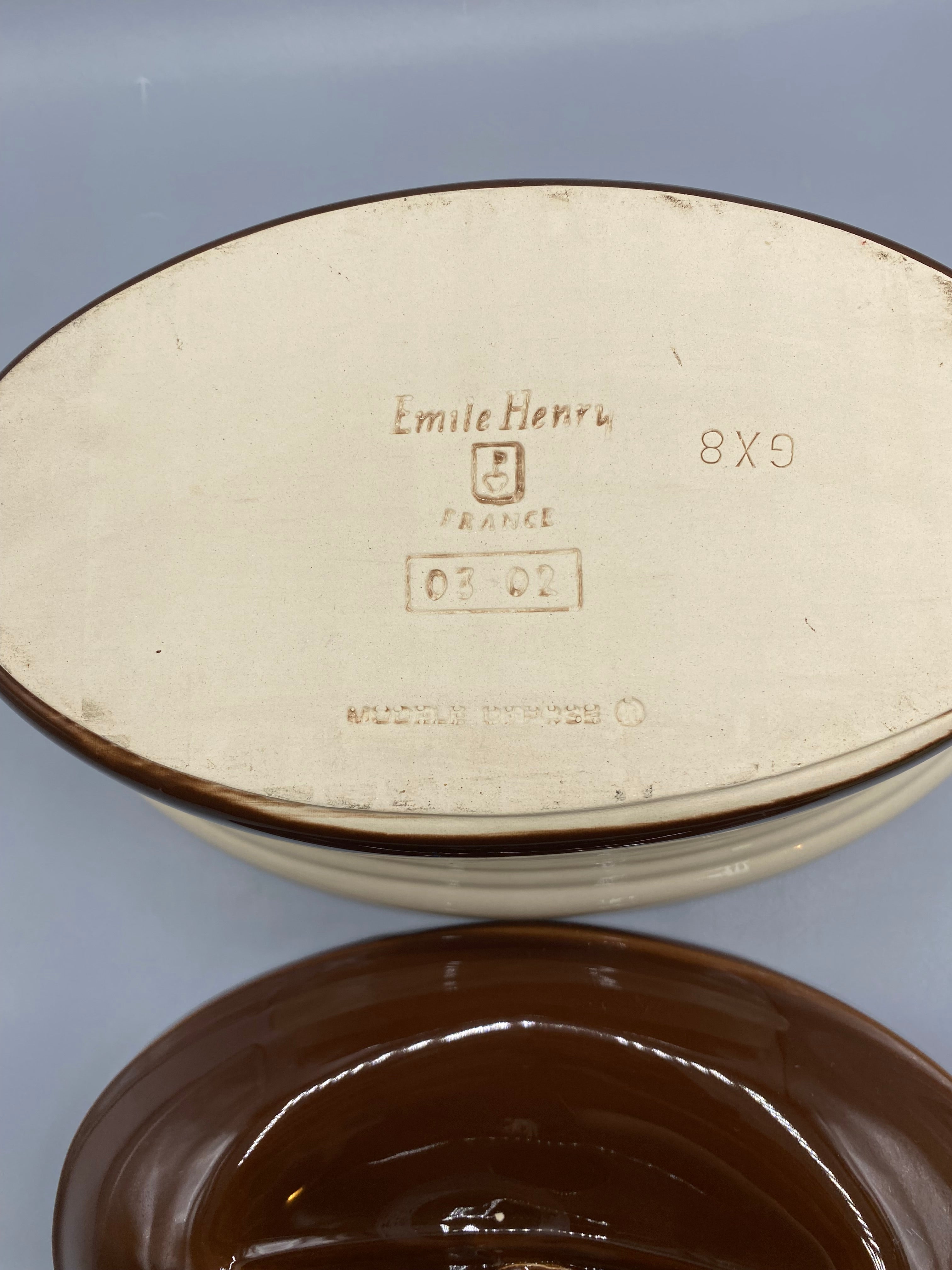 Terrine ovale Émile Henry – Mesure largeur, environ 20 cm