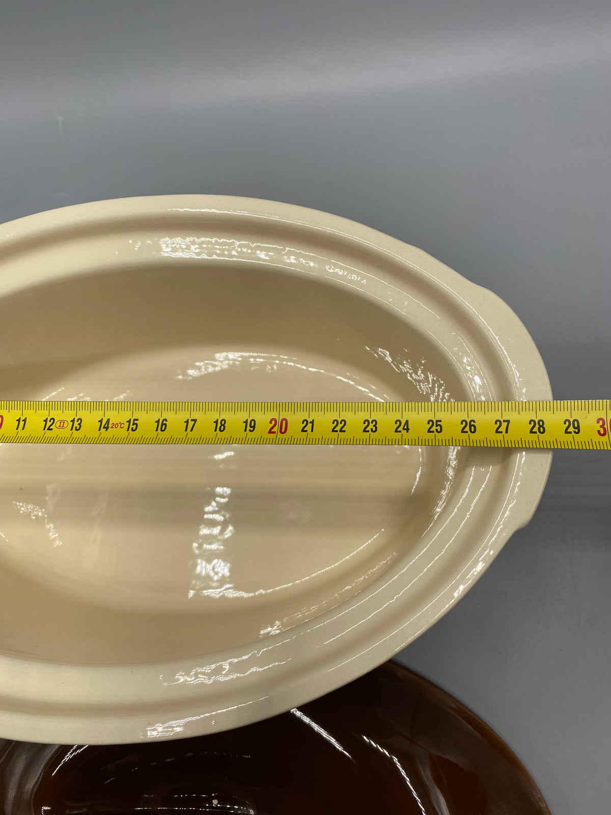 Terrine ovale Émile Henry – Mesure hauteur couvercle fermé, environ 17 cm