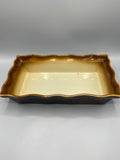 Grand plat à four céramique brun miel et crème – Vue trois quarts, bord festonné et émail caramel doré