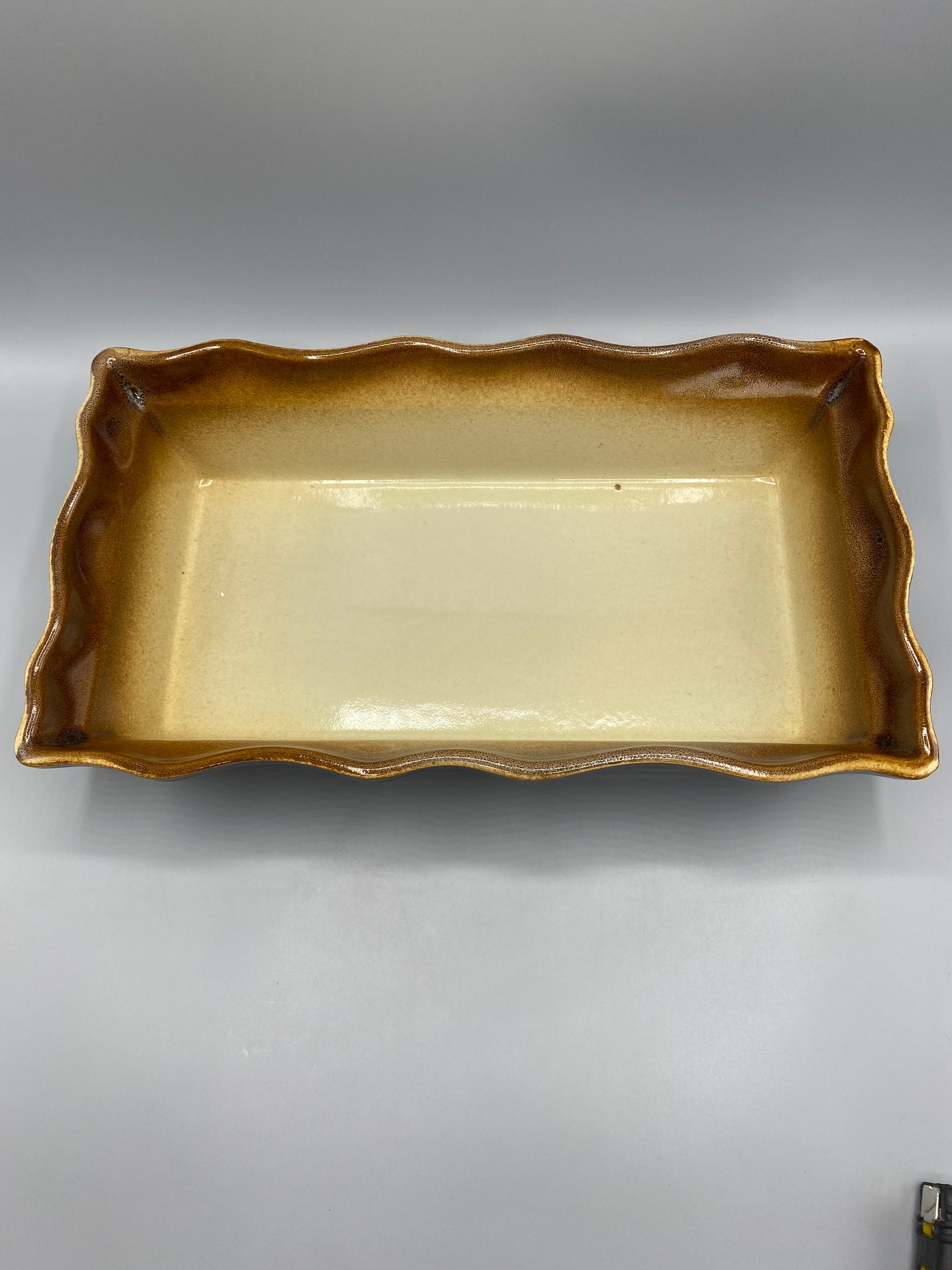Grand plat à four céramique brun miel et crème – Vue de dessus, transition crème vers brun miel