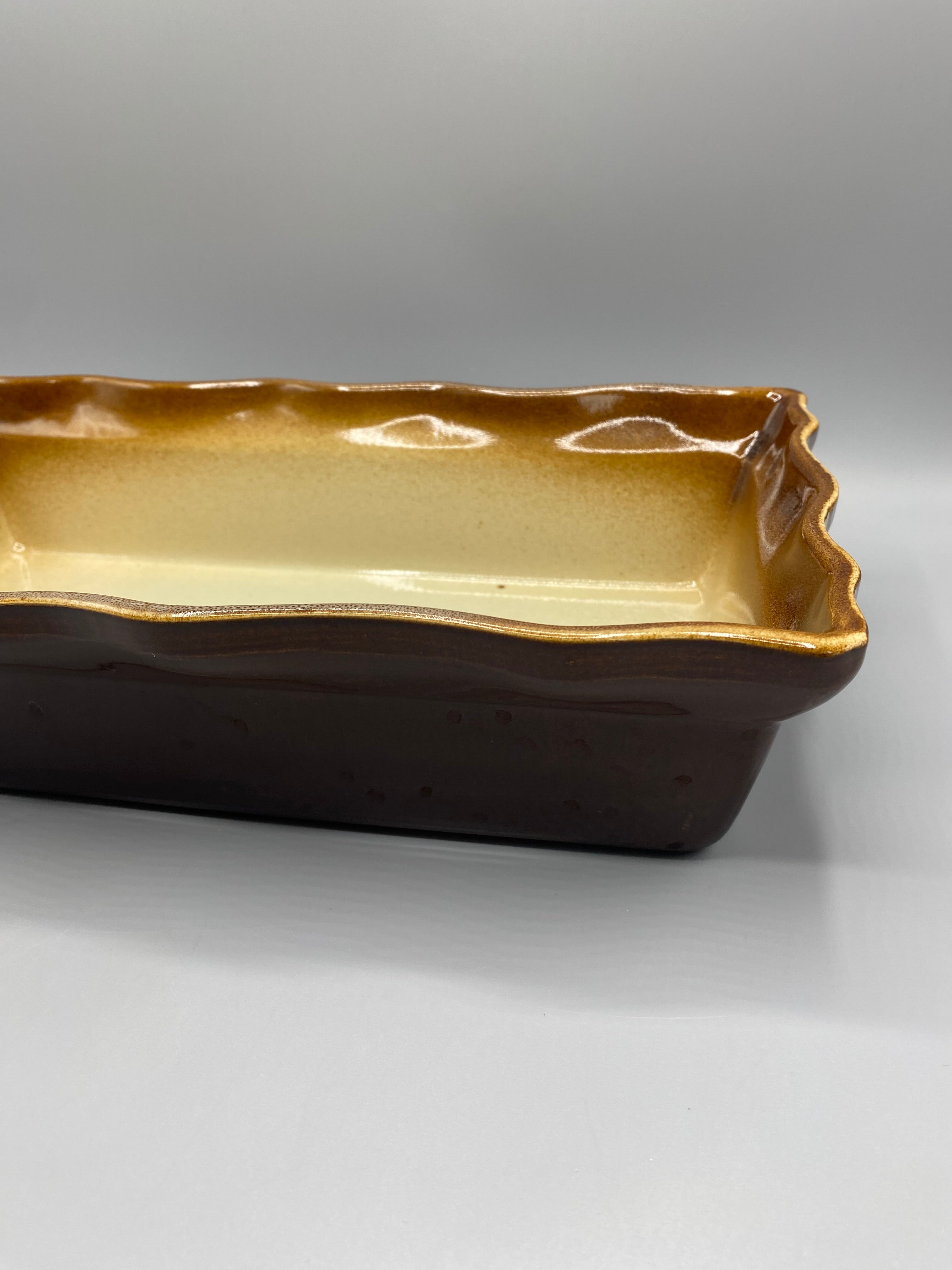 Grand plat à four céramique brun miel et crème – Détail bord festonné et extérieur brun profond