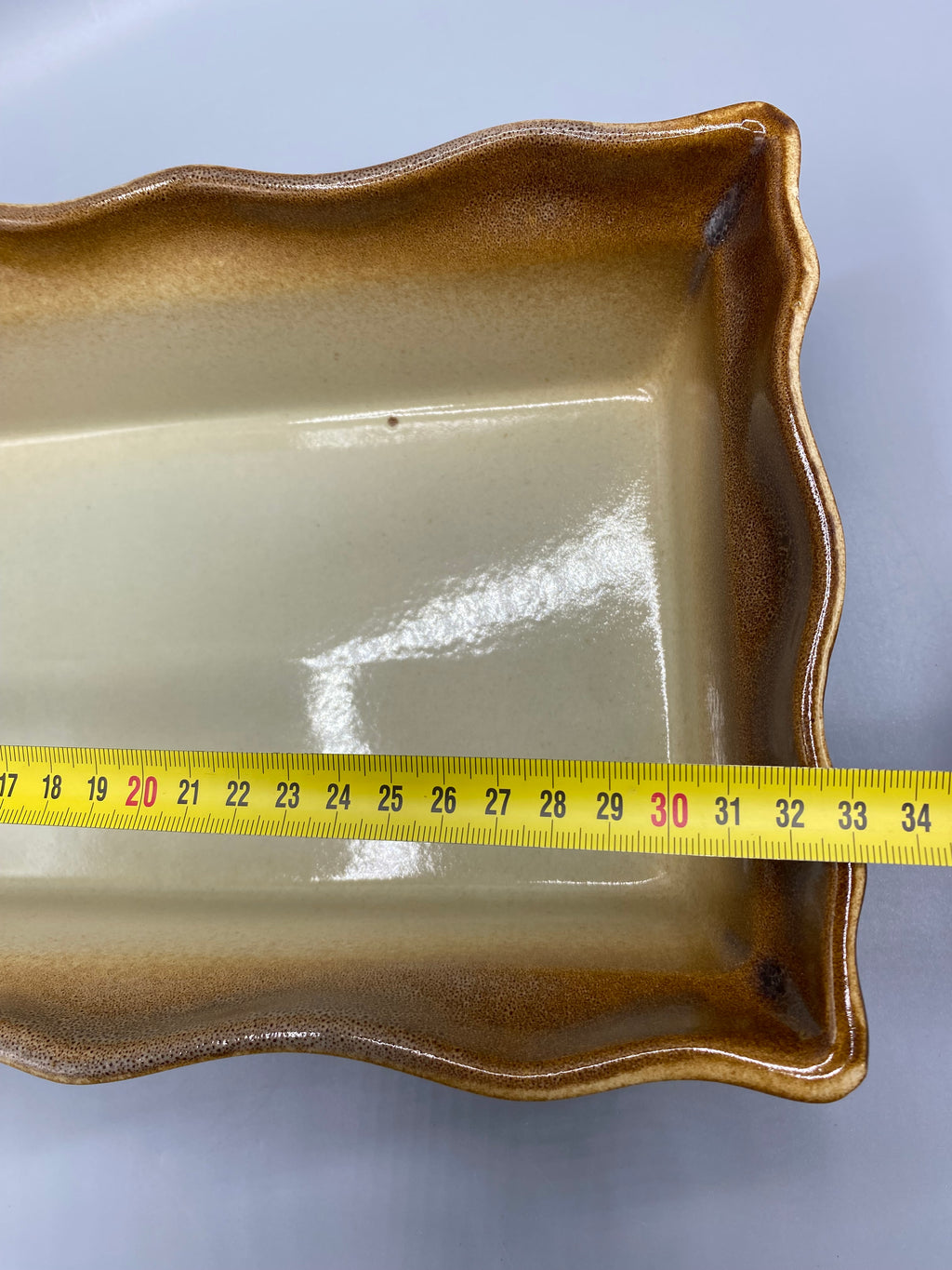 Grand plat à four céramique brun miel et crème – Mesure longueur, environ 34 cm