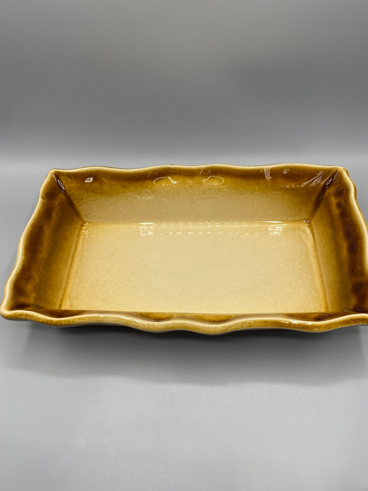 Grand plat à four BCI Made in France – Vue trois quarts, bord festonné et émail brun miel