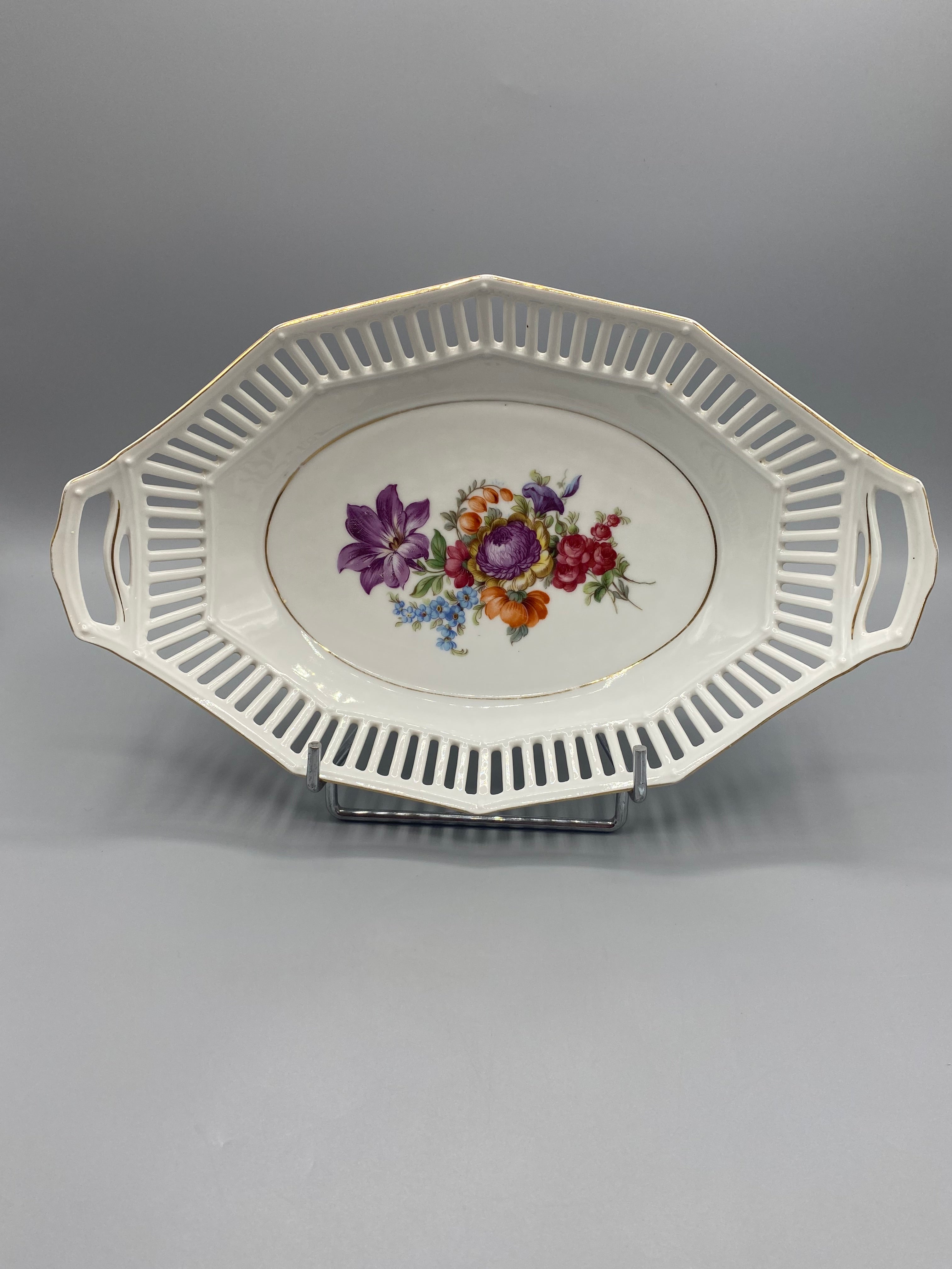 Plat porcelaine ajourée décor floral – Vue détail bouquet central, lys violet, aster mauve, roses et myosotis
