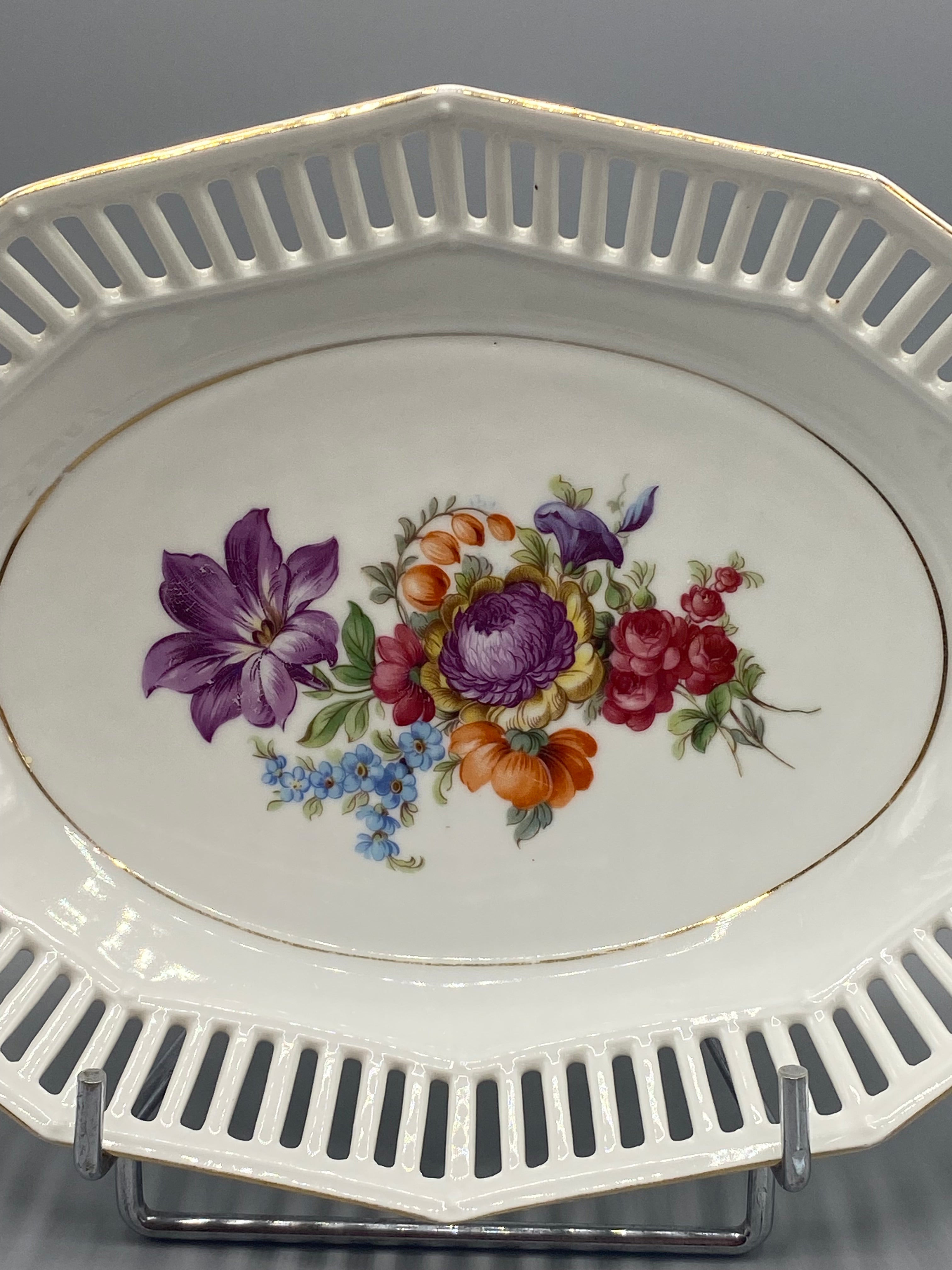 Plat porcelaine ajourée décor floral – Vue de dos, cachet bleu de manufacture Bavaria