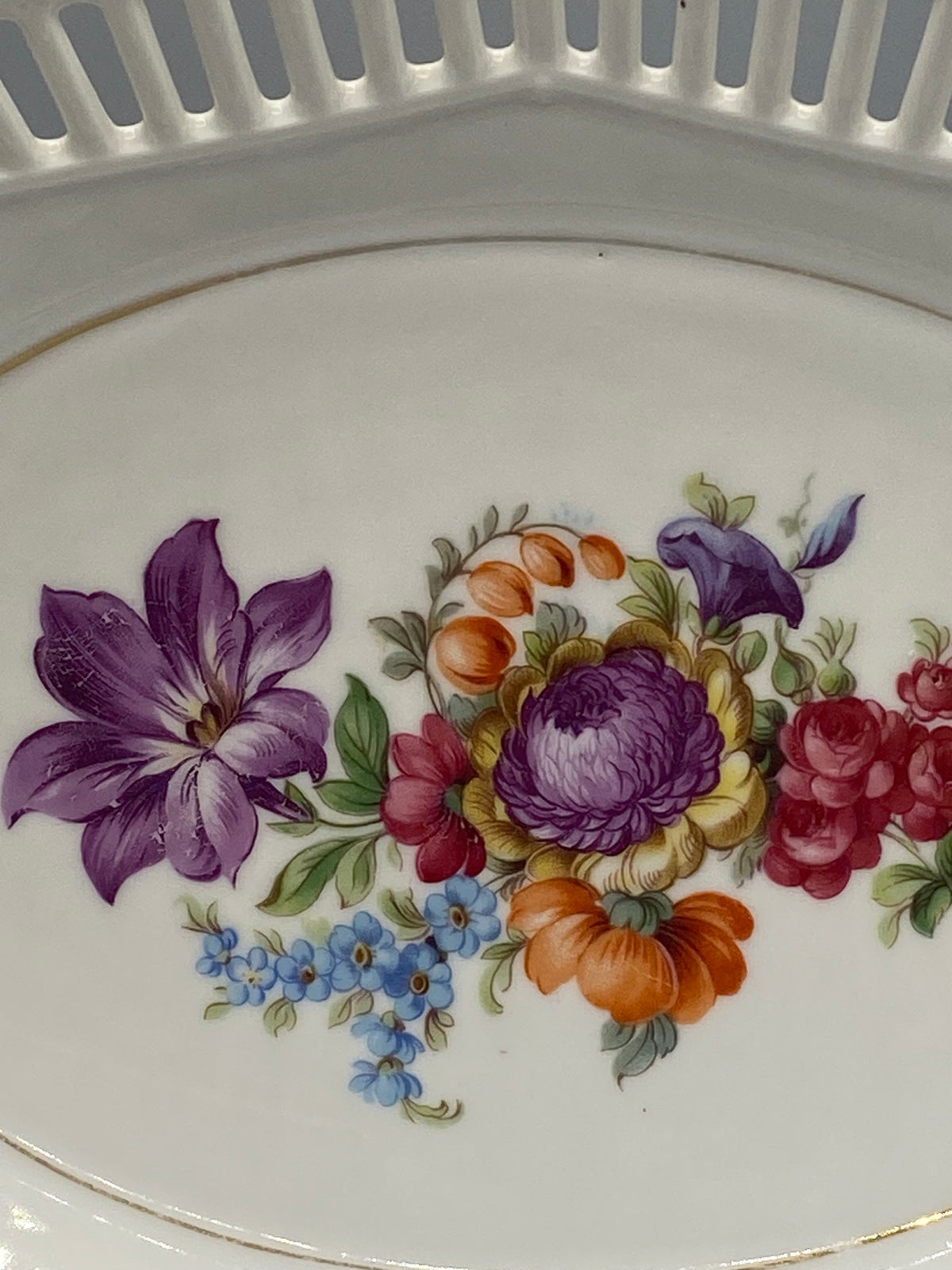 Plat porcelaine ajourée décor floral – Détail cachet bleu sous couverte