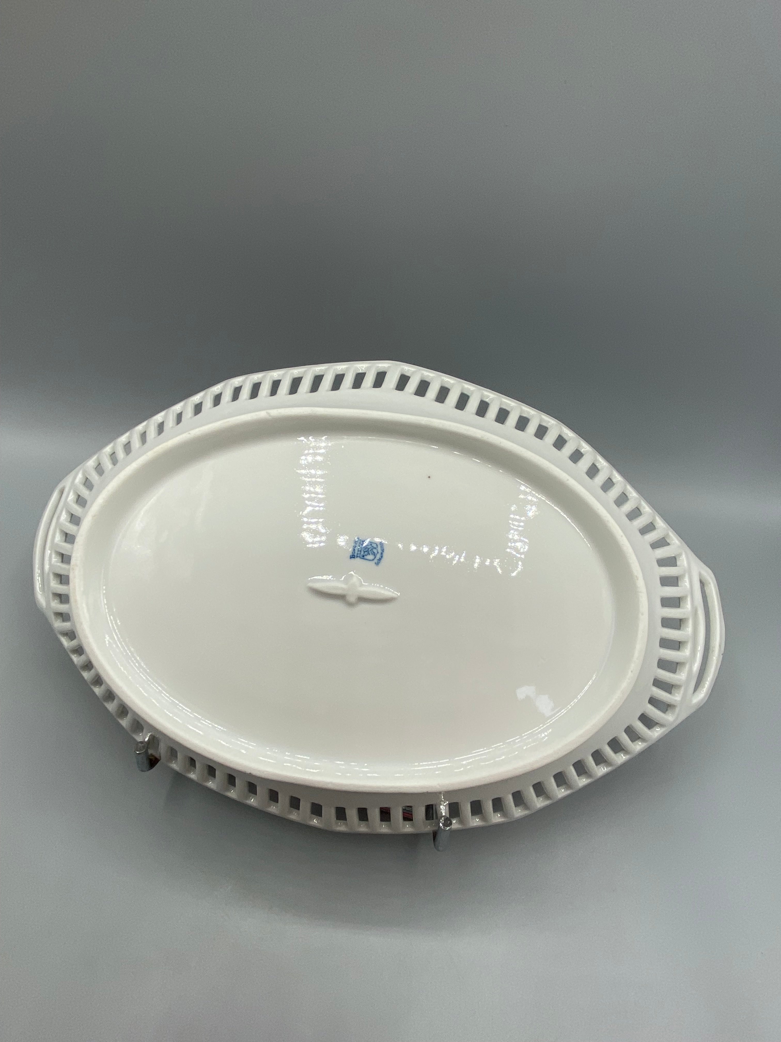 Plat porcelaine ajourée décor floral – Mesure largeur anses comprises, environ 35 cm