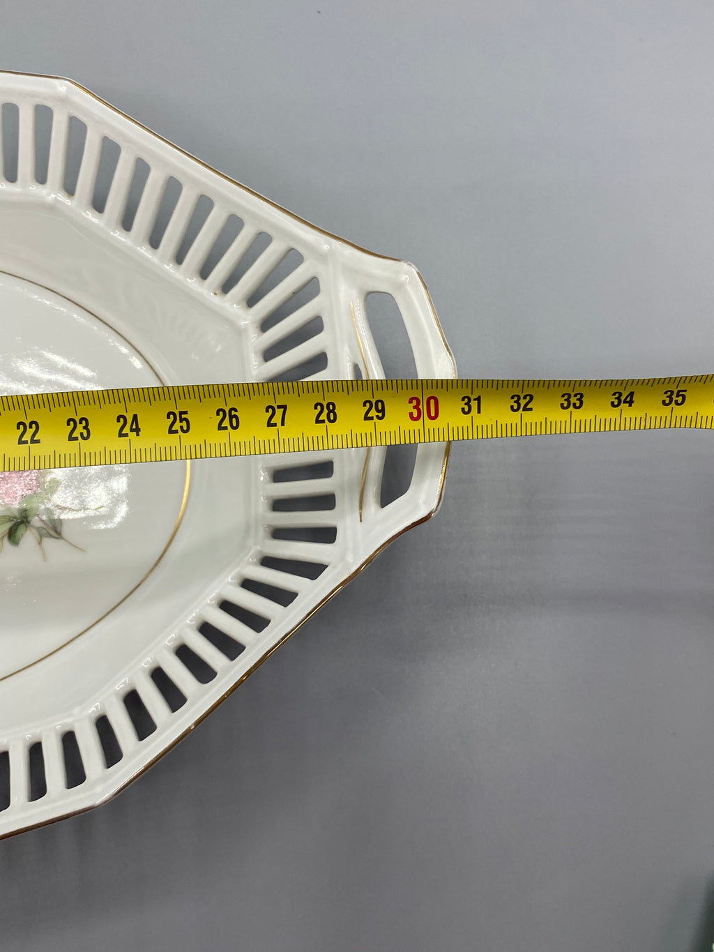 Plat porcelaine ajourée décor floral – Mesure hauteur, environ 4 cm