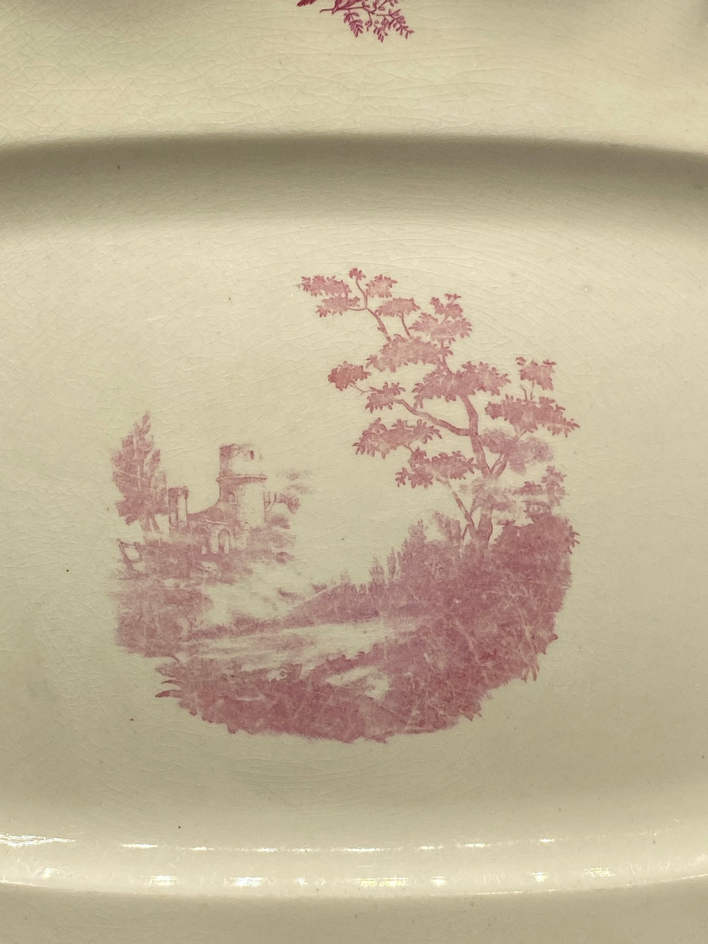 Grand plat Sarreguemines décor Corot – Détail décor, bouquets de roses et oiseau sur l'aile
