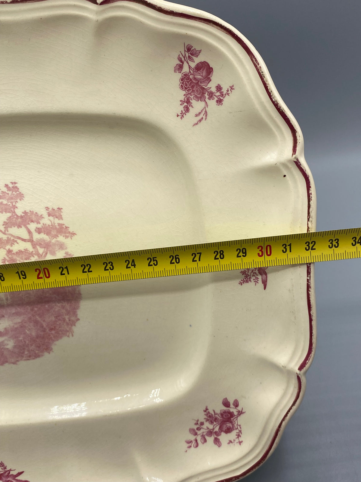 Grand plat Sarreguemines décor Corot – Mesure longueur, environ 25 cm