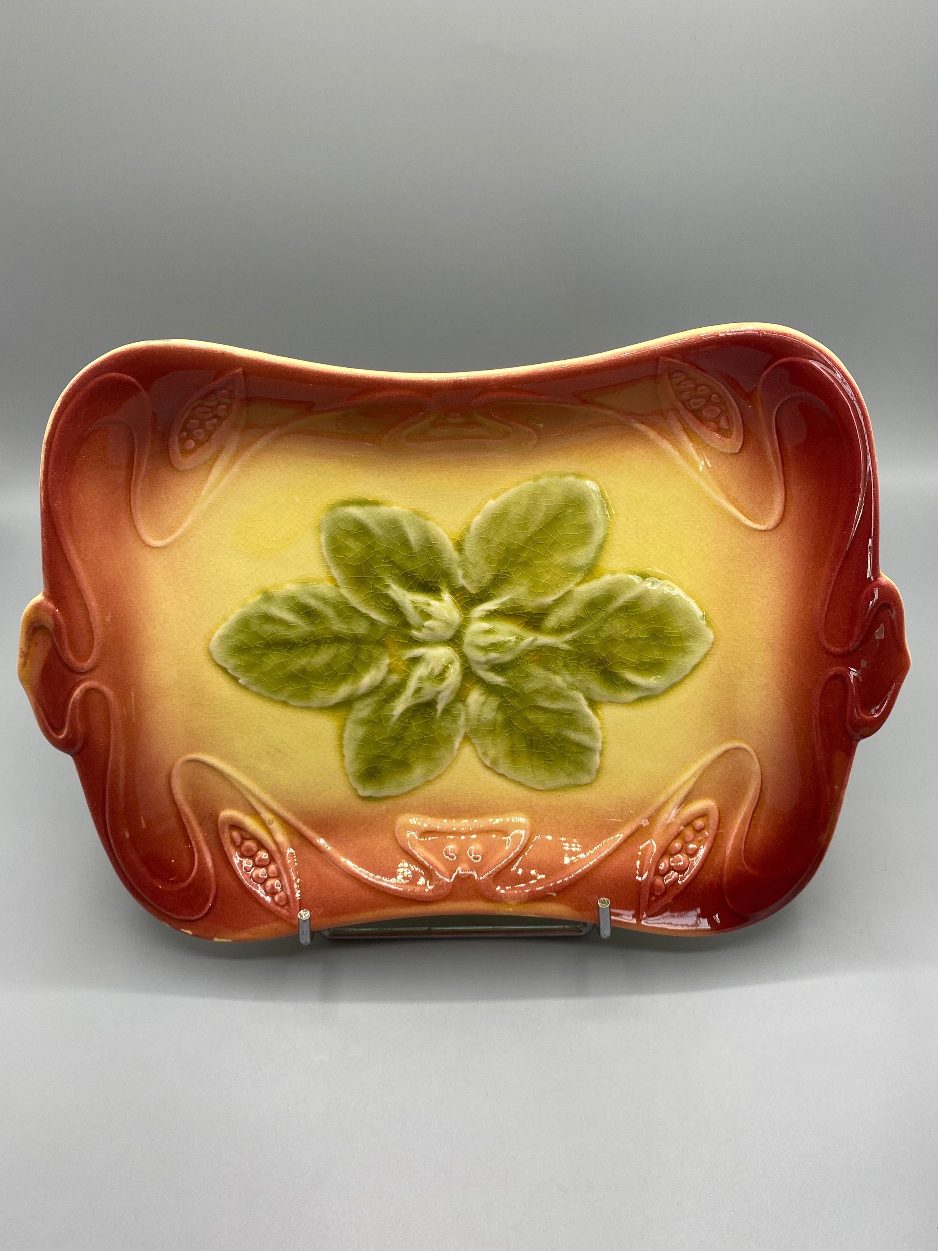 Grand plat barbotine Sarreguemines Art nouveau – Vue trois quarts, feuillage en relief et glaçures jaune et brun-rouge