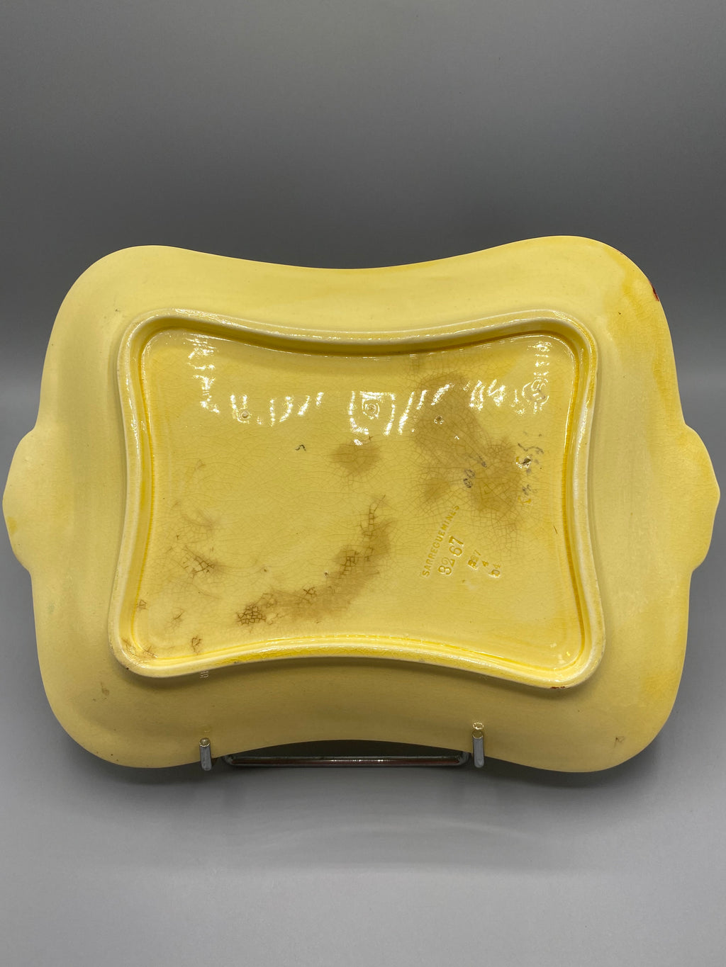 Grand plat barbotine Sarreguemines Art nouveau – Détail bord chantournné brun-rouge et motifs en relief